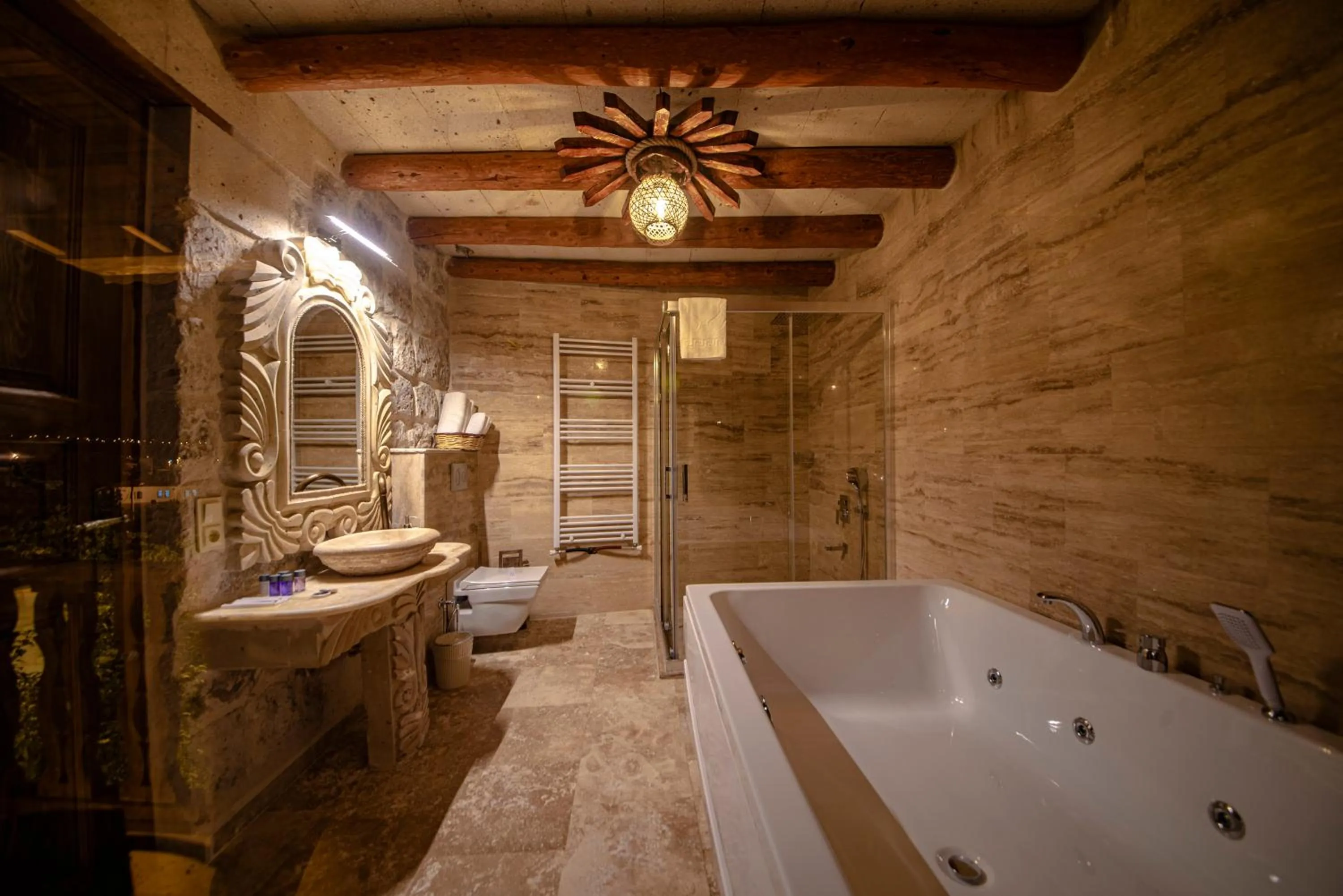 Hot Tub in FARMER CAVE HOUSE