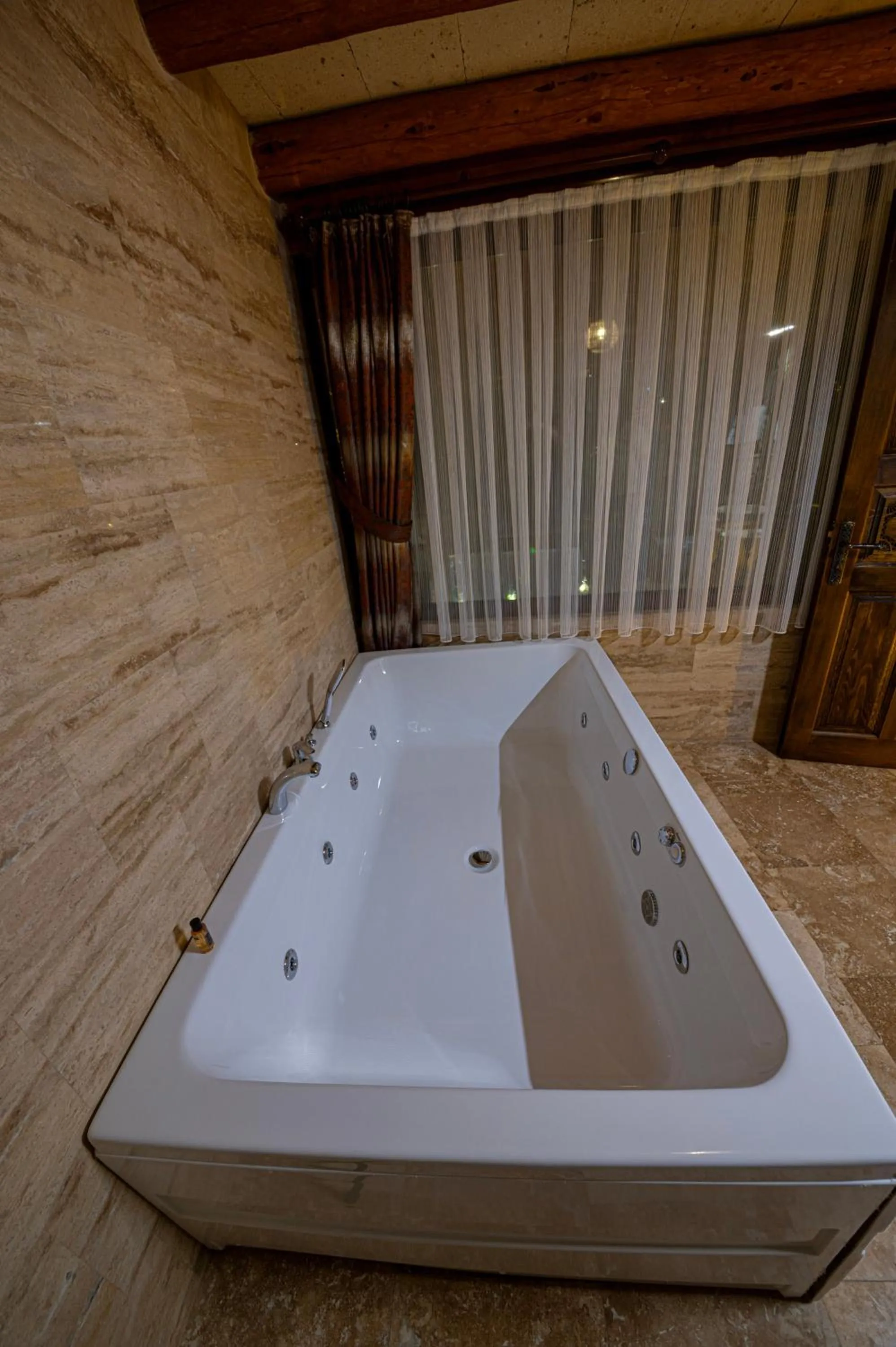 Hot Tub in FARMER CAVE HOUSE