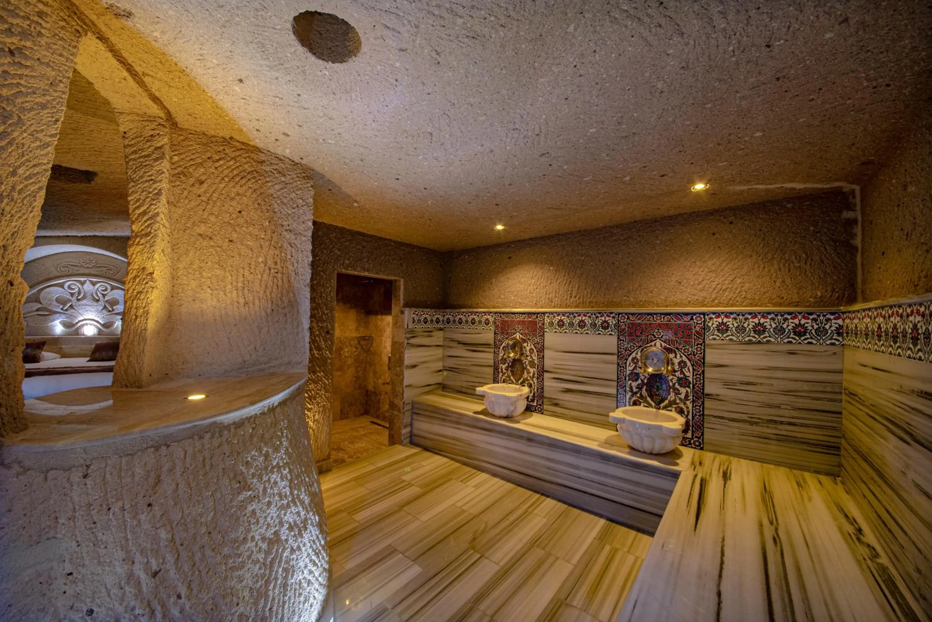 Public Bath, Bed in FARMER CAVE HOUSE