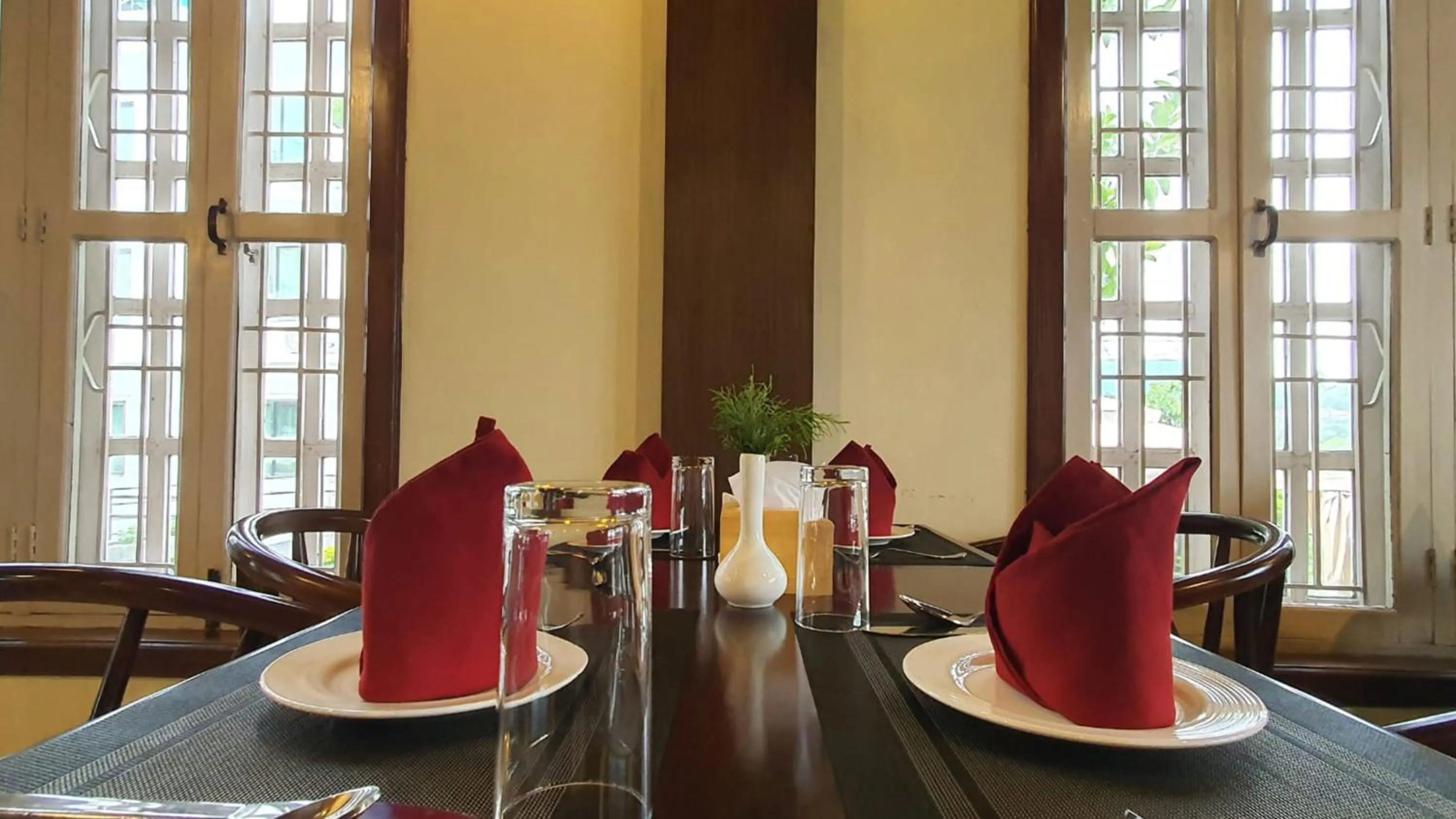 Restaurant/places to eat in Hotel Grand View