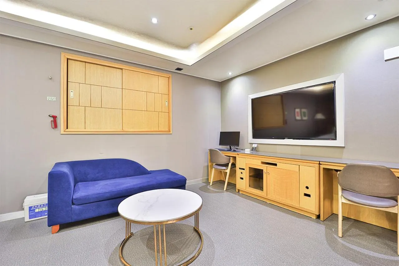 Seating area in Seomyeon IB Hotel