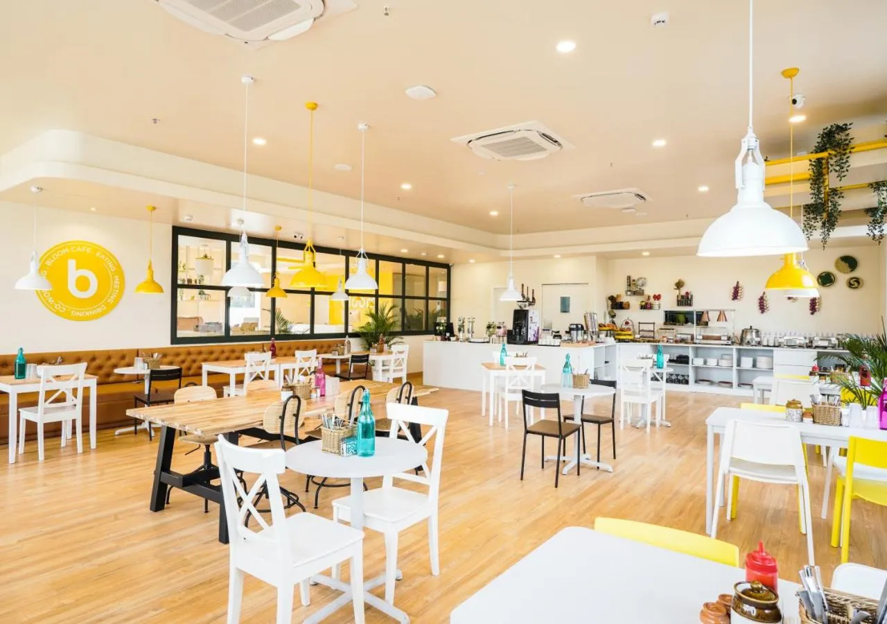 Restaurant/places to eat in Bloom Hotel - Bengaluru Airport