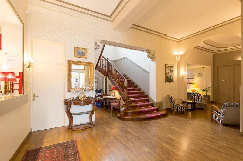 Lobby or reception in Cit'Hotel Le Regina Bordeaux Gare Saint-Jean