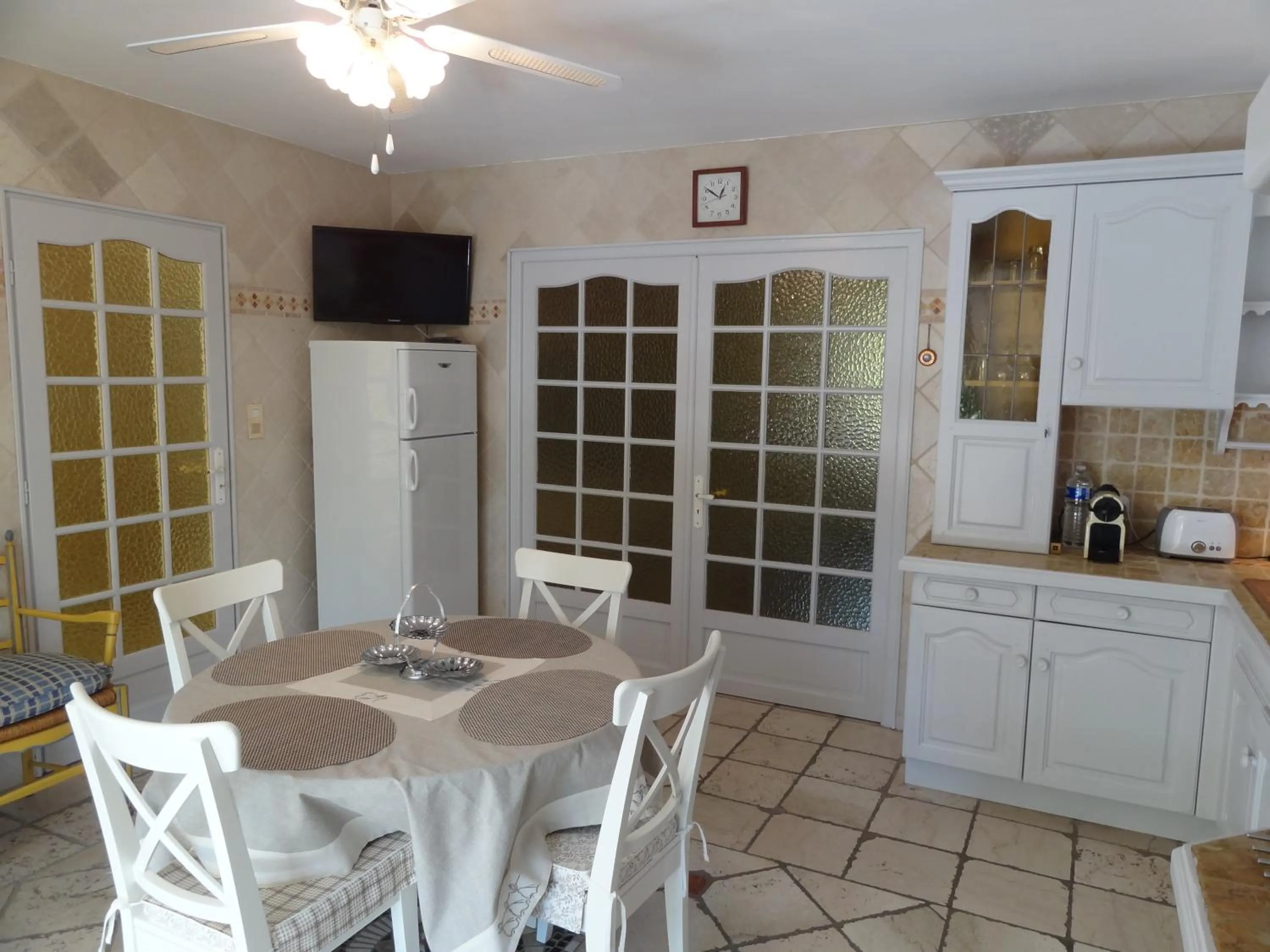 Kitchen or kitchenette in Locations des Alpilles