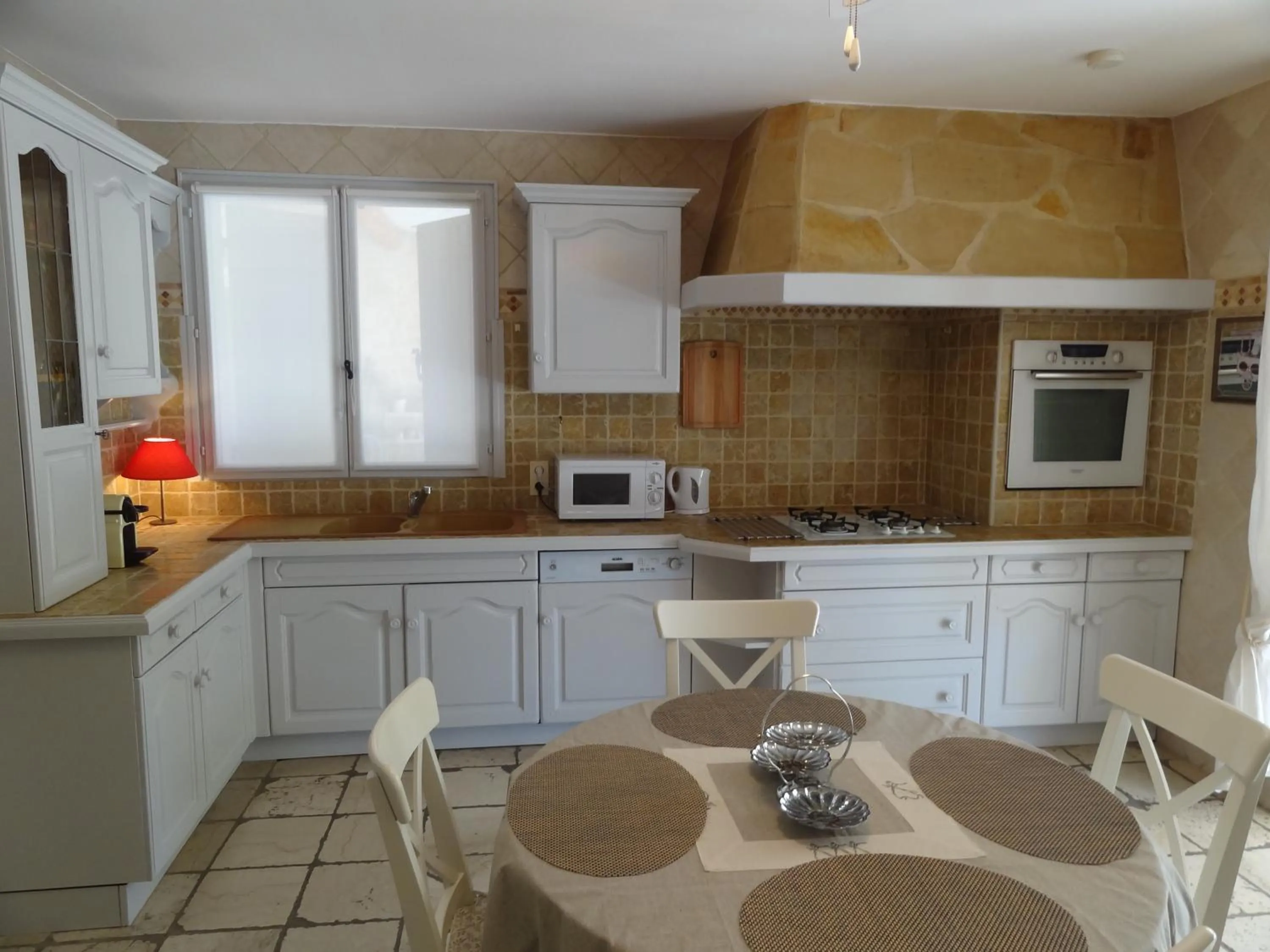 Kitchen or kitchenette in Locations des Alpilles