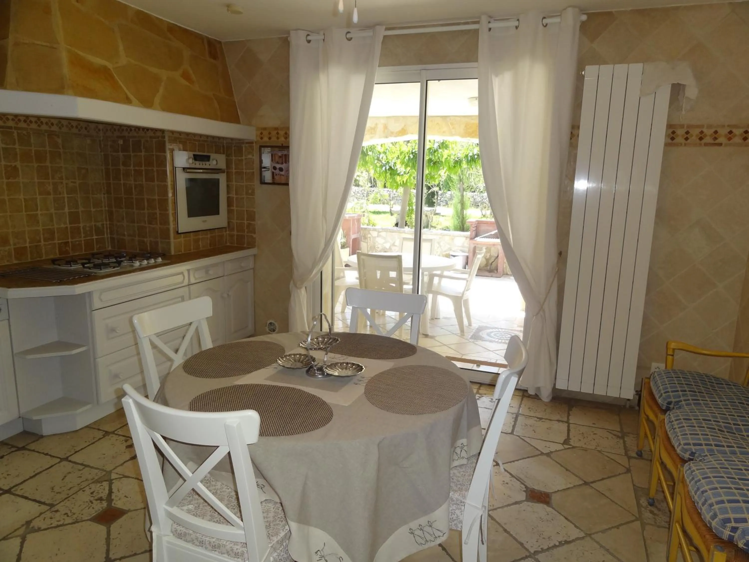 Dining area in Locations des Alpilles