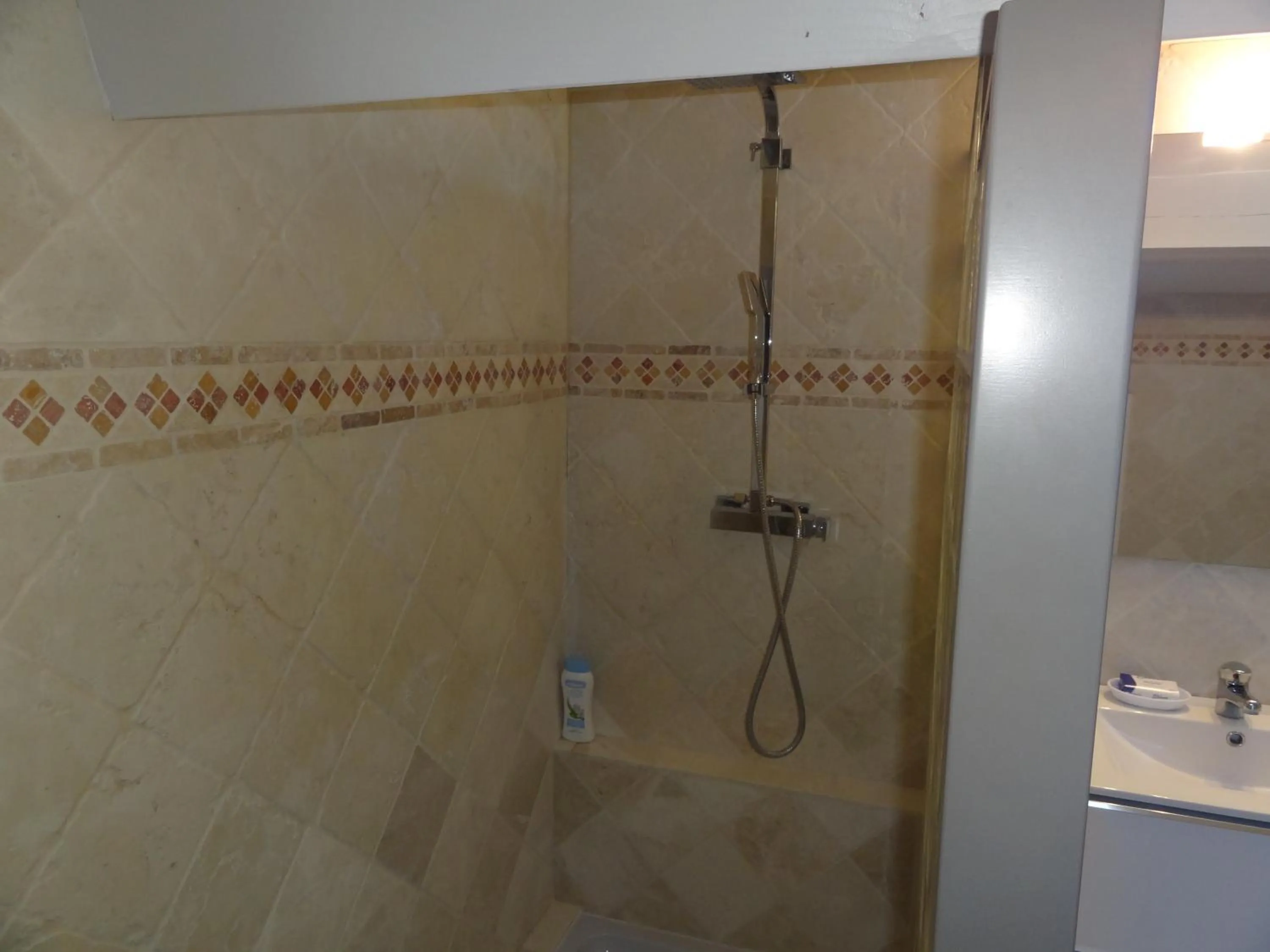 Shower in Locations des Alpilles