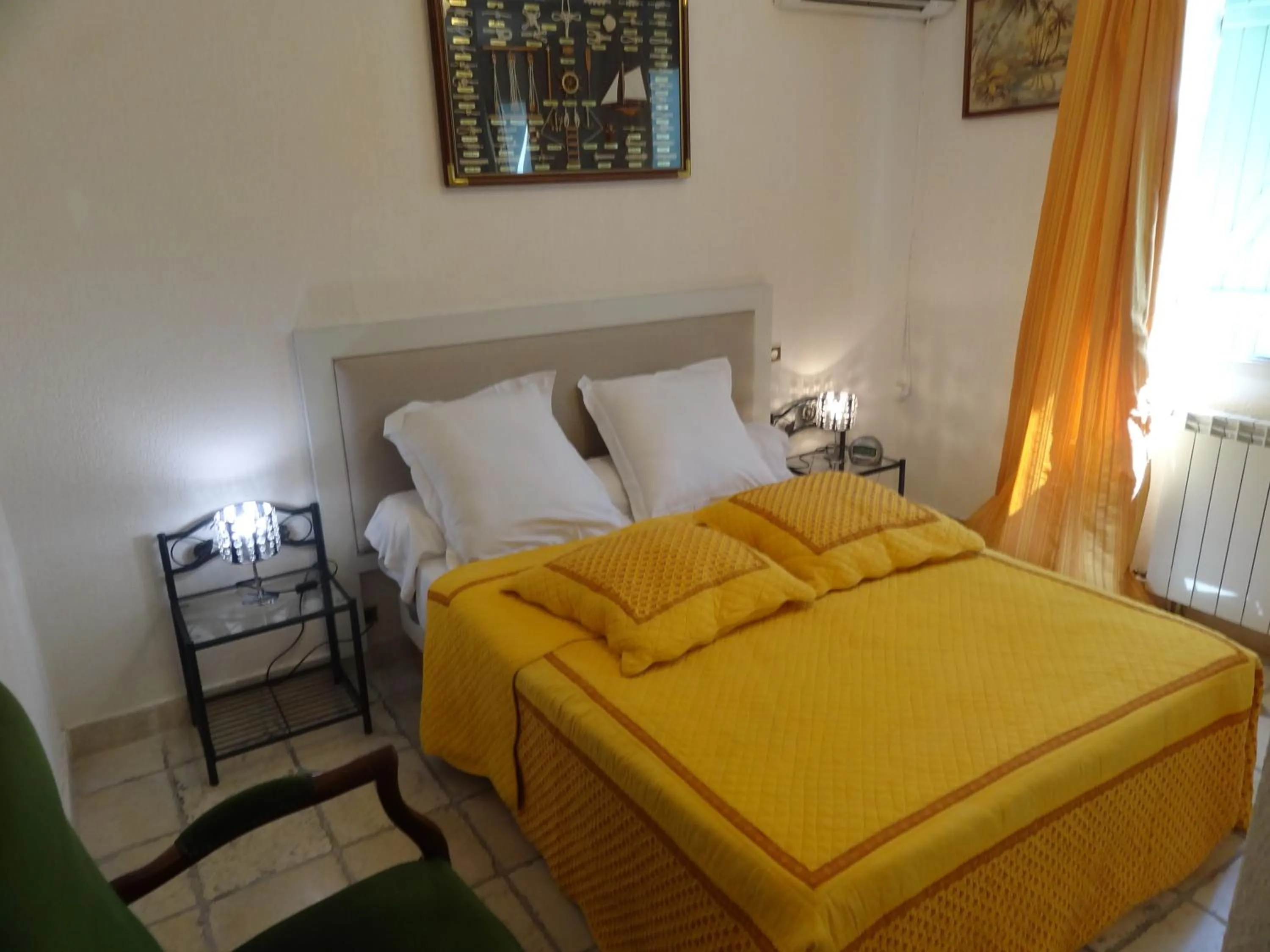 Bedroom, Bed in Locations des Alpilles