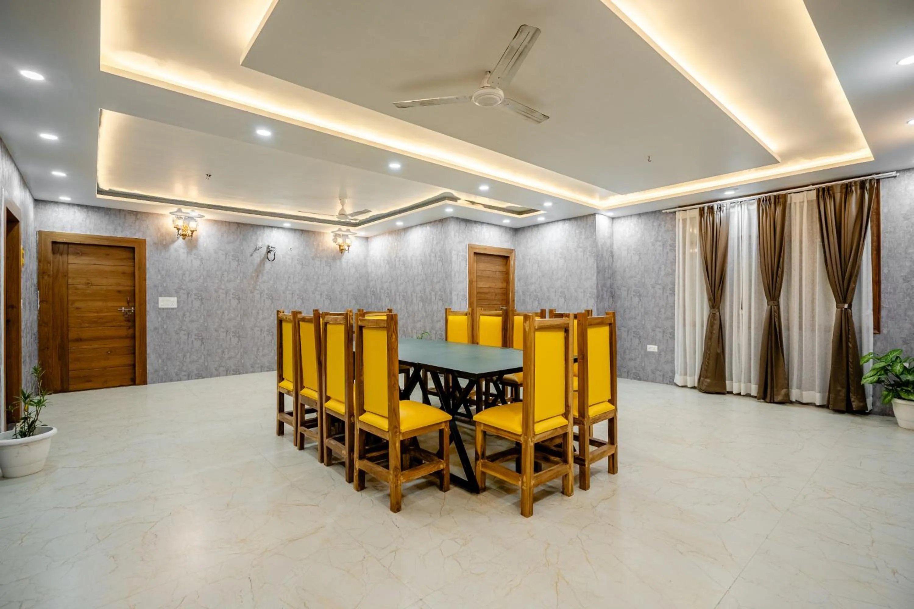 Dining area in Lime Tree Hotels and Banquet Greater Noida