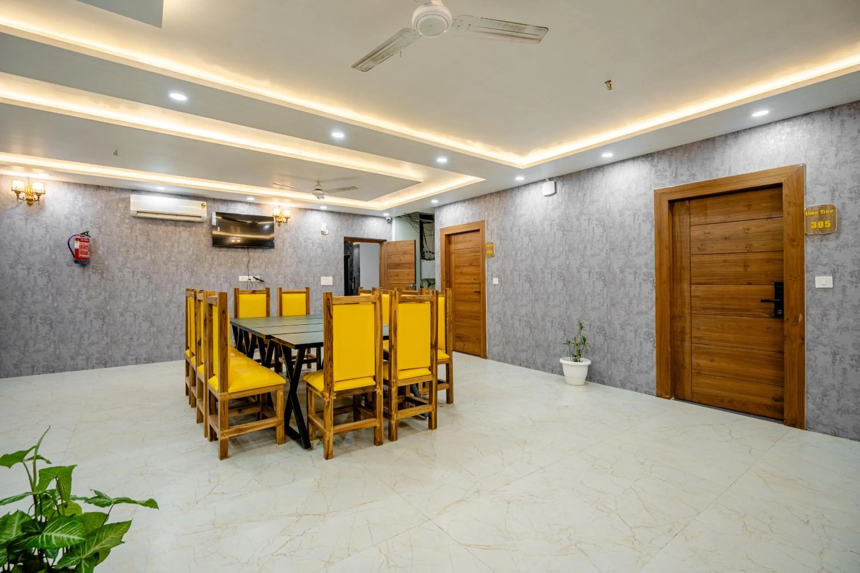 Dining area in Lime Tree Hotels and Banquet Greater Noida