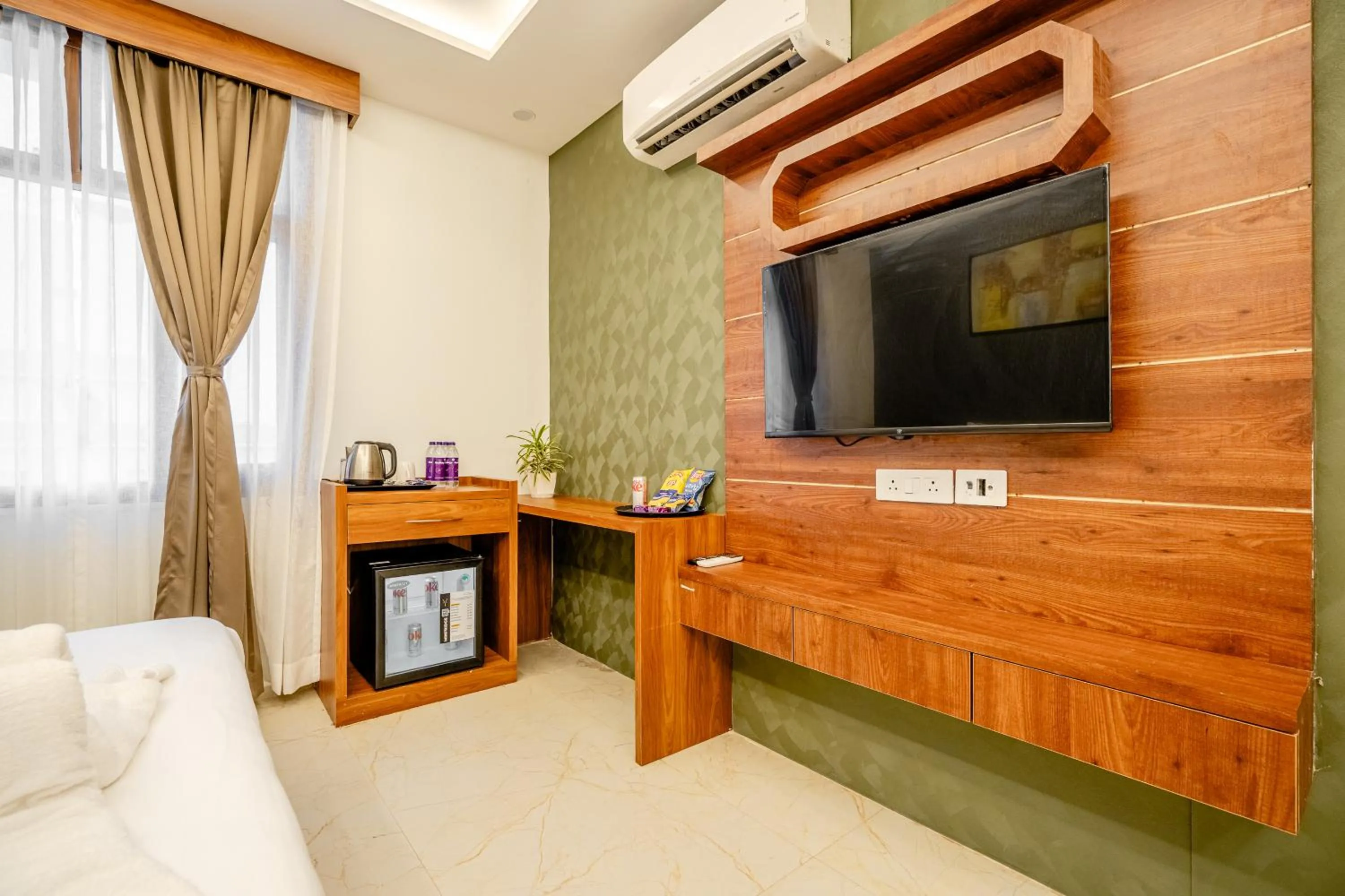 TV and multimedia in Lime Tree Hotels and Banquet Greater Noida