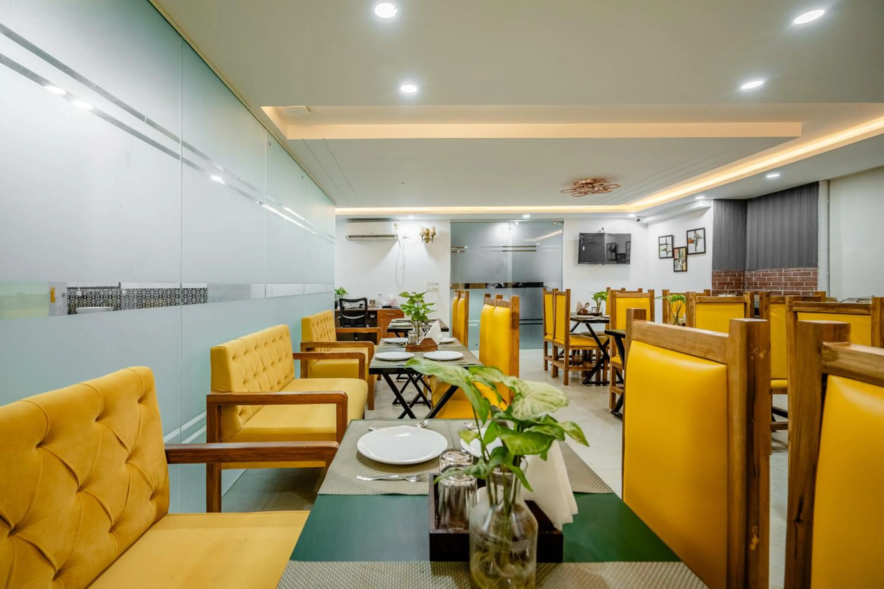 Restaurant/places to eat in Lime Tree Hotels and Banquet Greater Noida