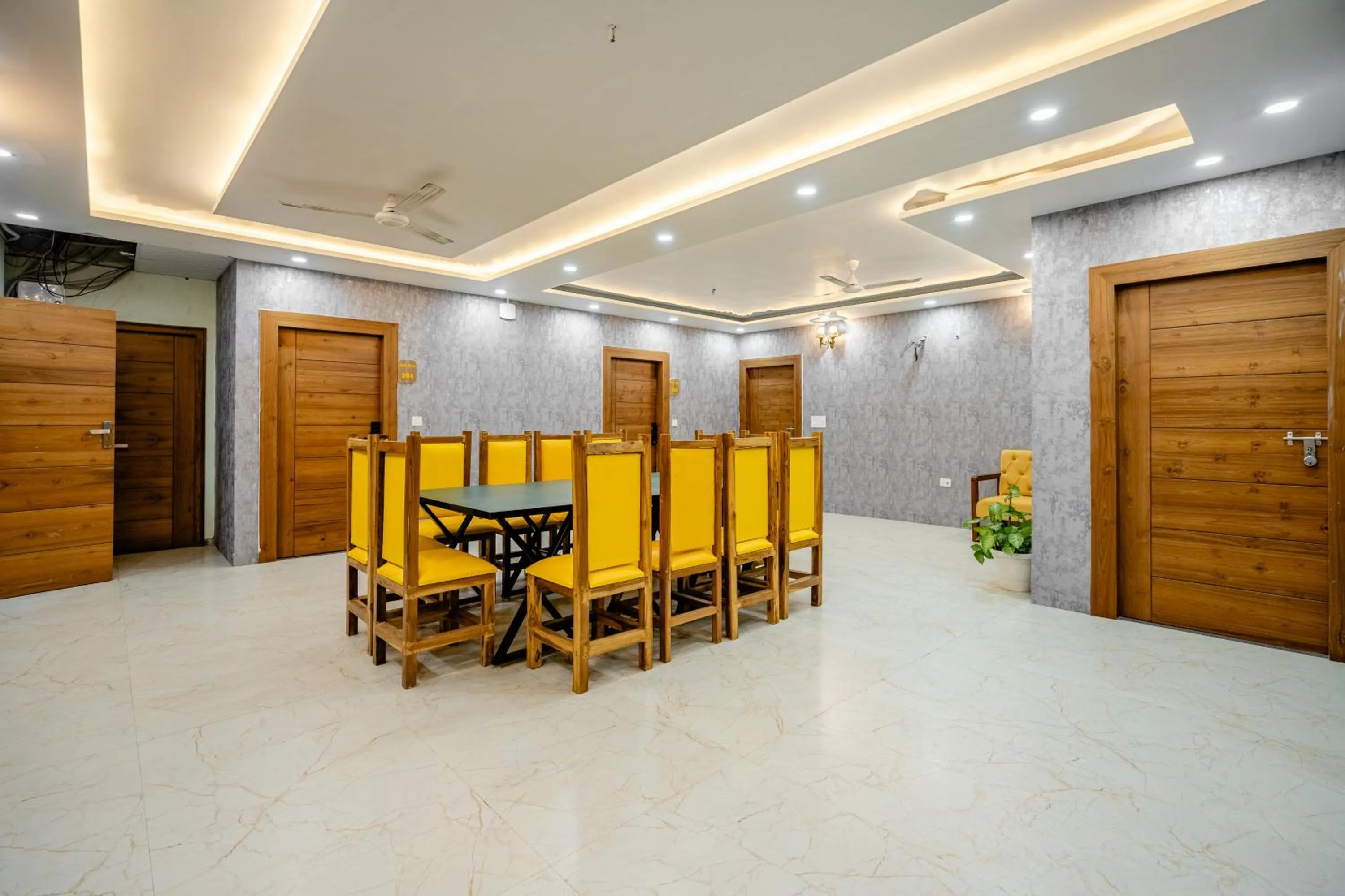 Dining area in Lime Tree Hotels and Banquet Greater Noida