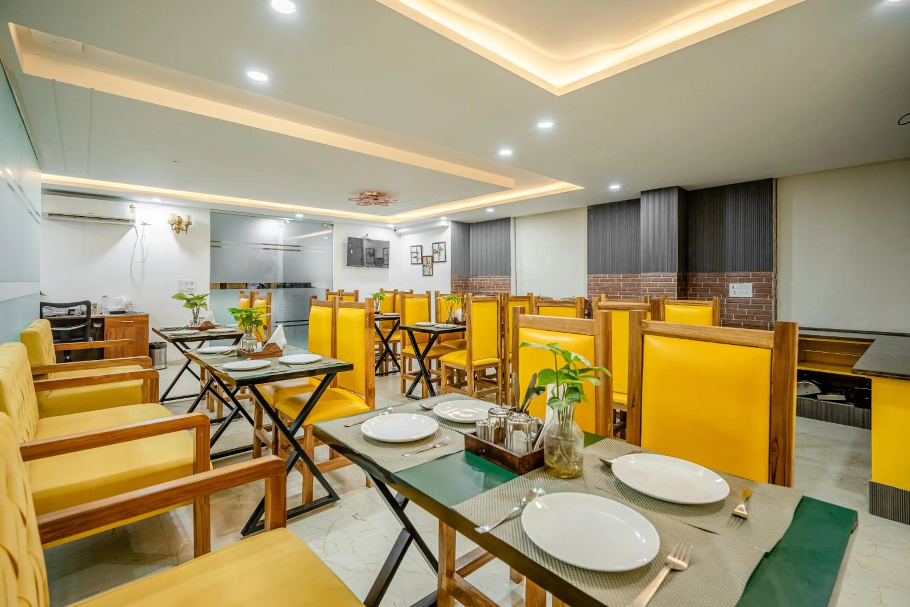 Restaurant/places to eat in Lime Tree Hotels and Banquet Greater Noida