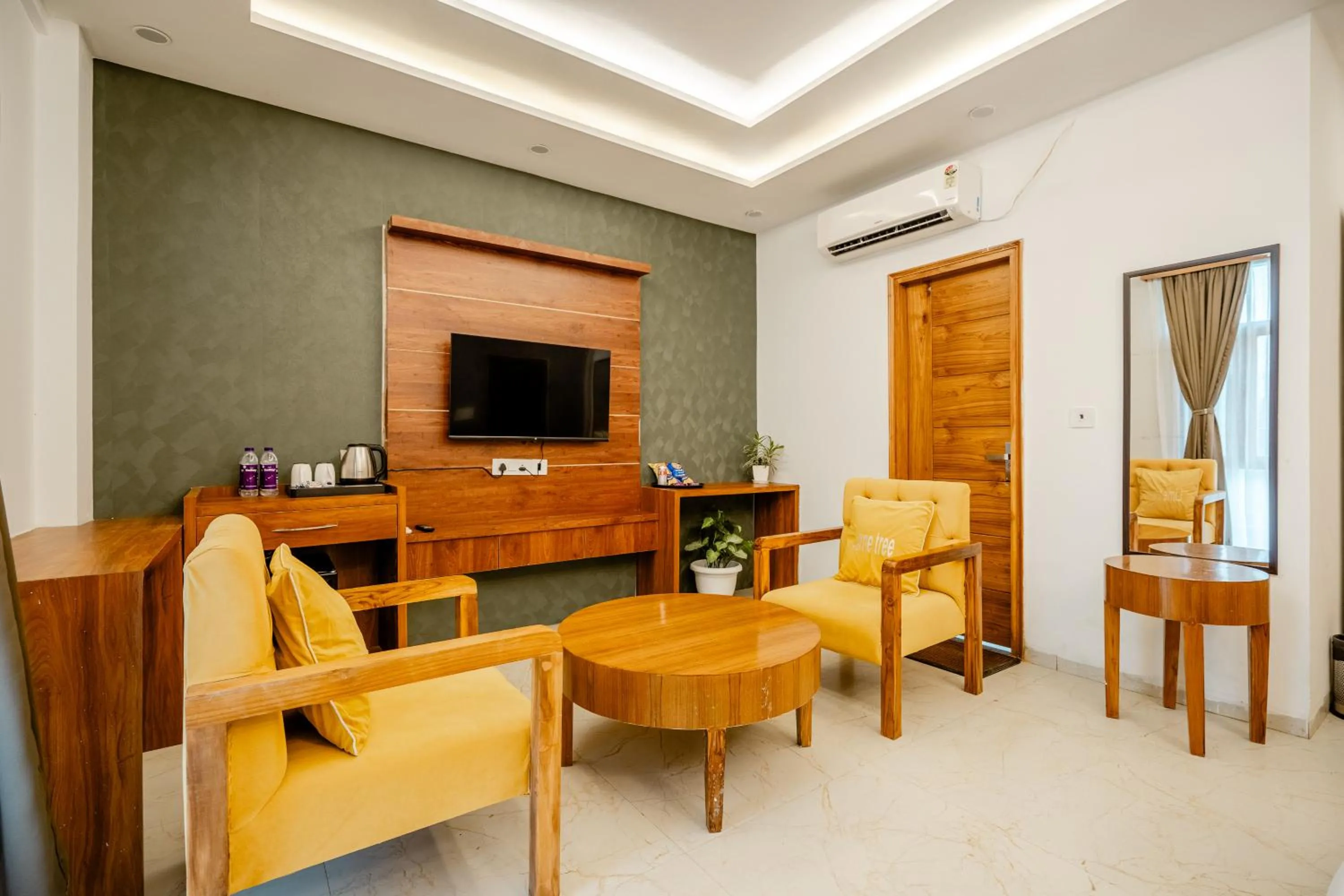 TV and multimedia in Lime Tree Hotels and Banquet Greater Noida