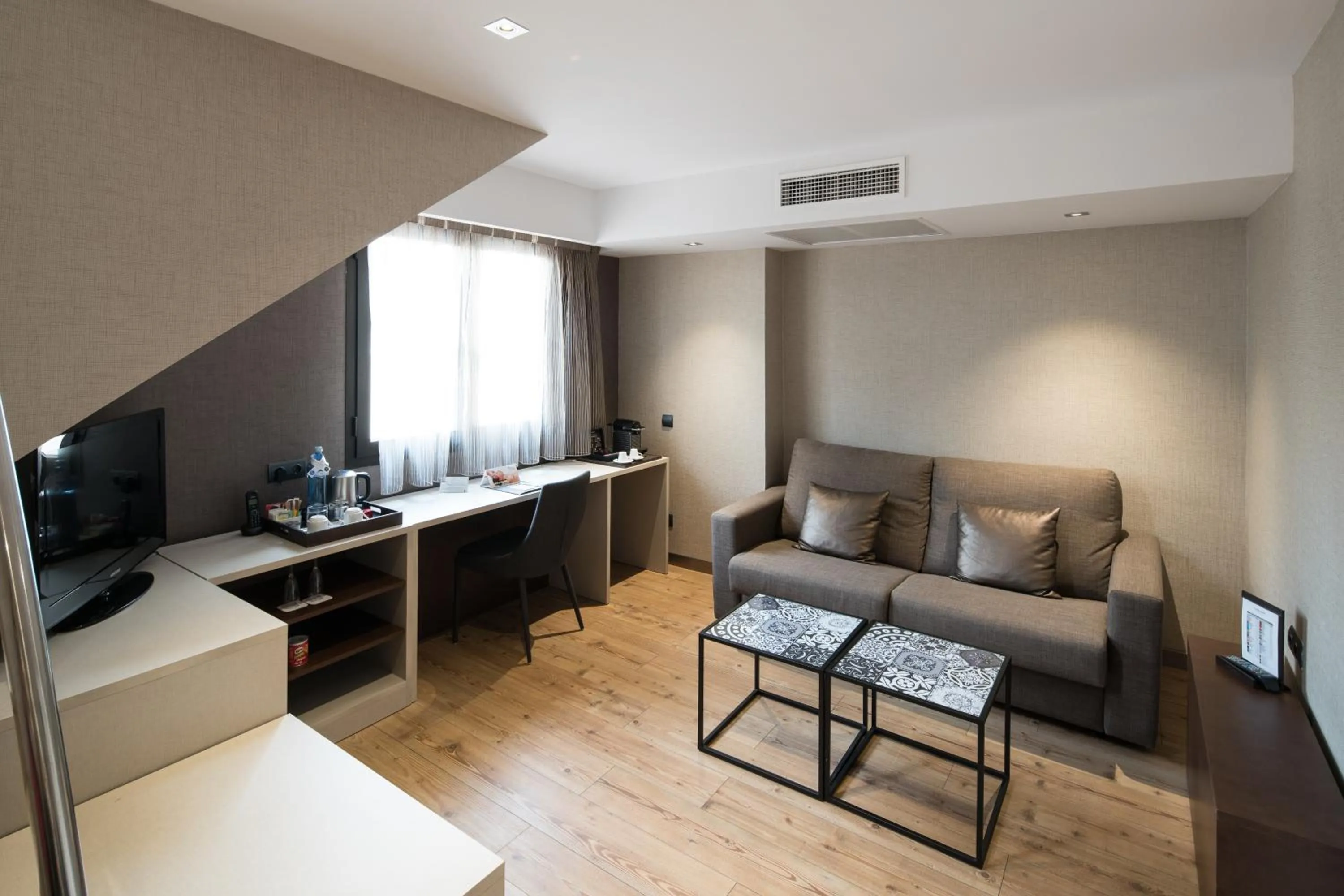 Photo of the whole room in Catalonia Born