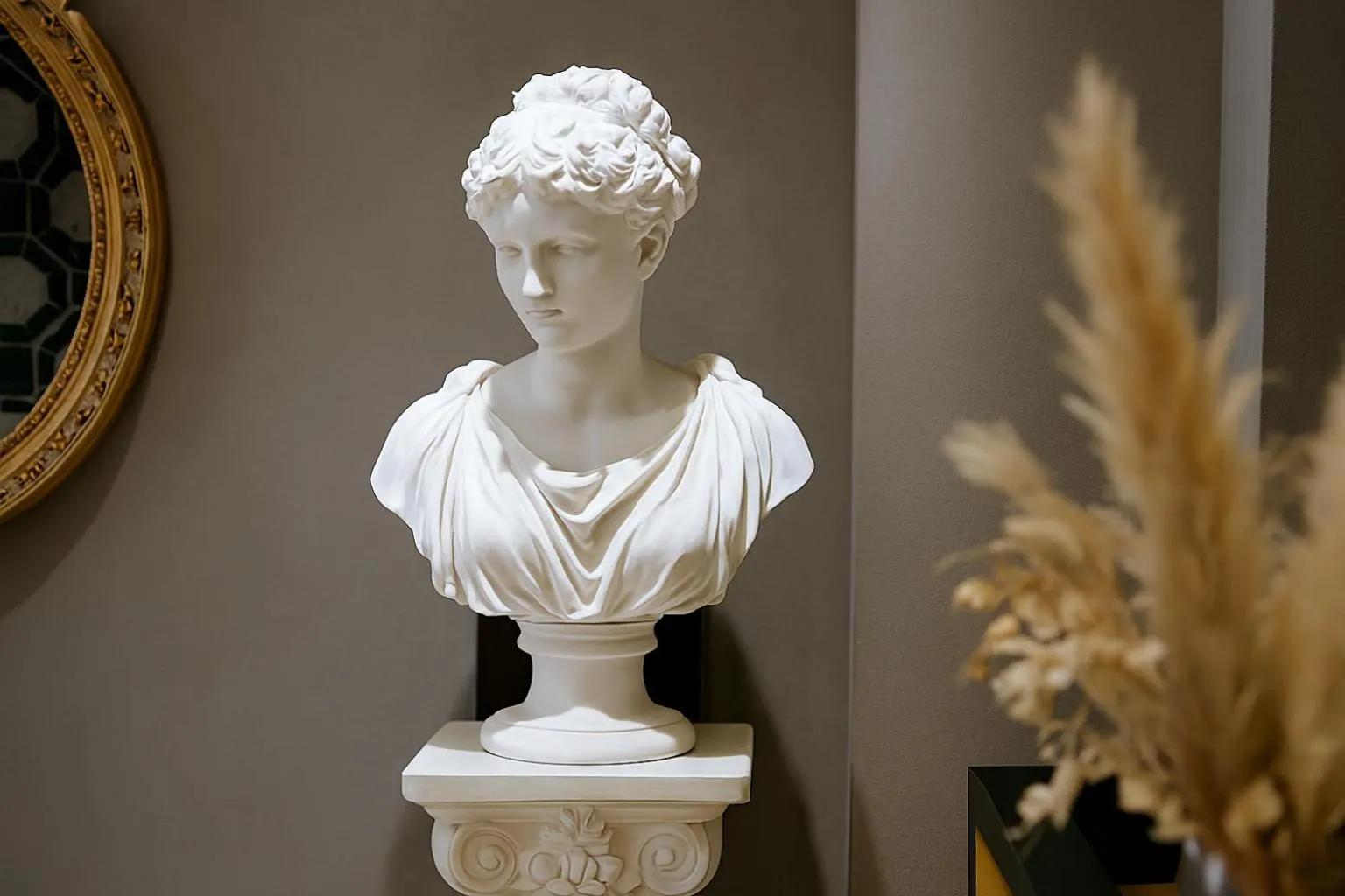 Decorative detail in Aleksandr Pera Hotel