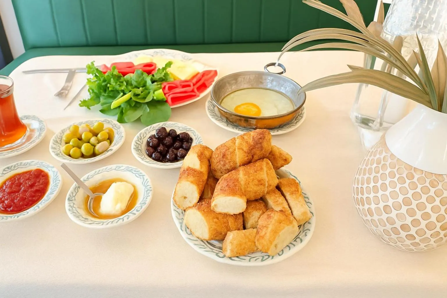 Food and drinks in Aleksandr Pera Hotel