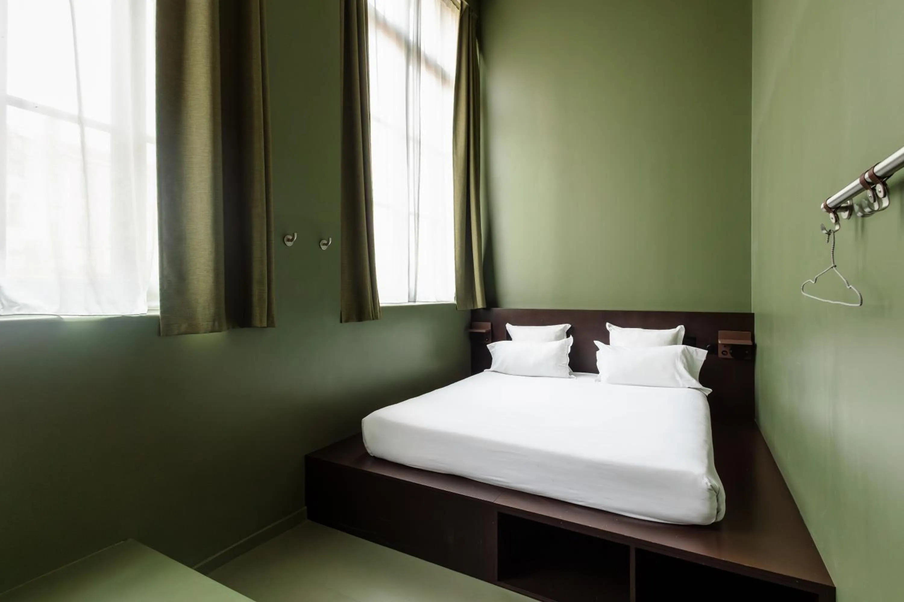 Family, Bed in The People Lyon