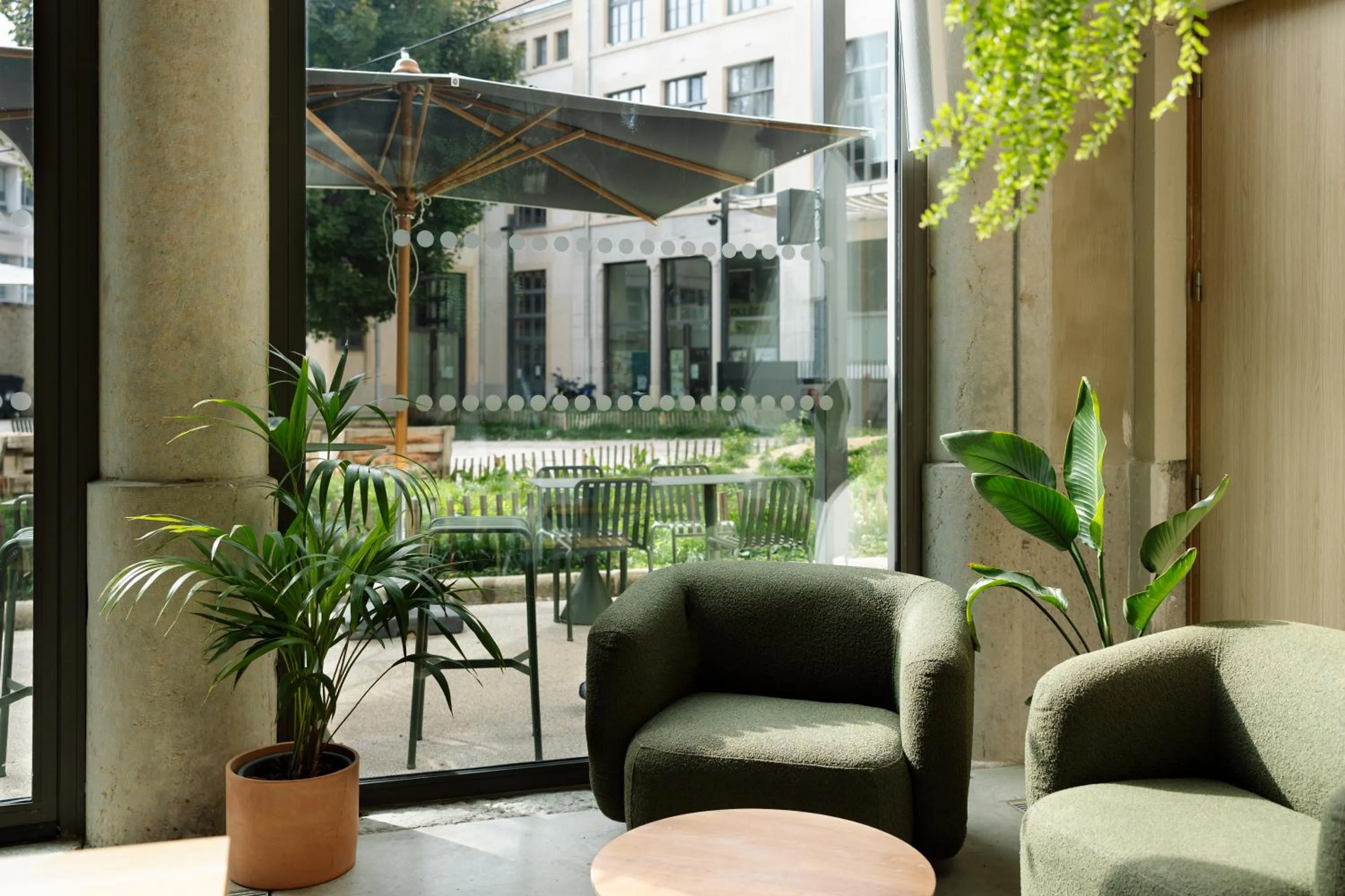 Restaurant/places to eat in The People Lyon