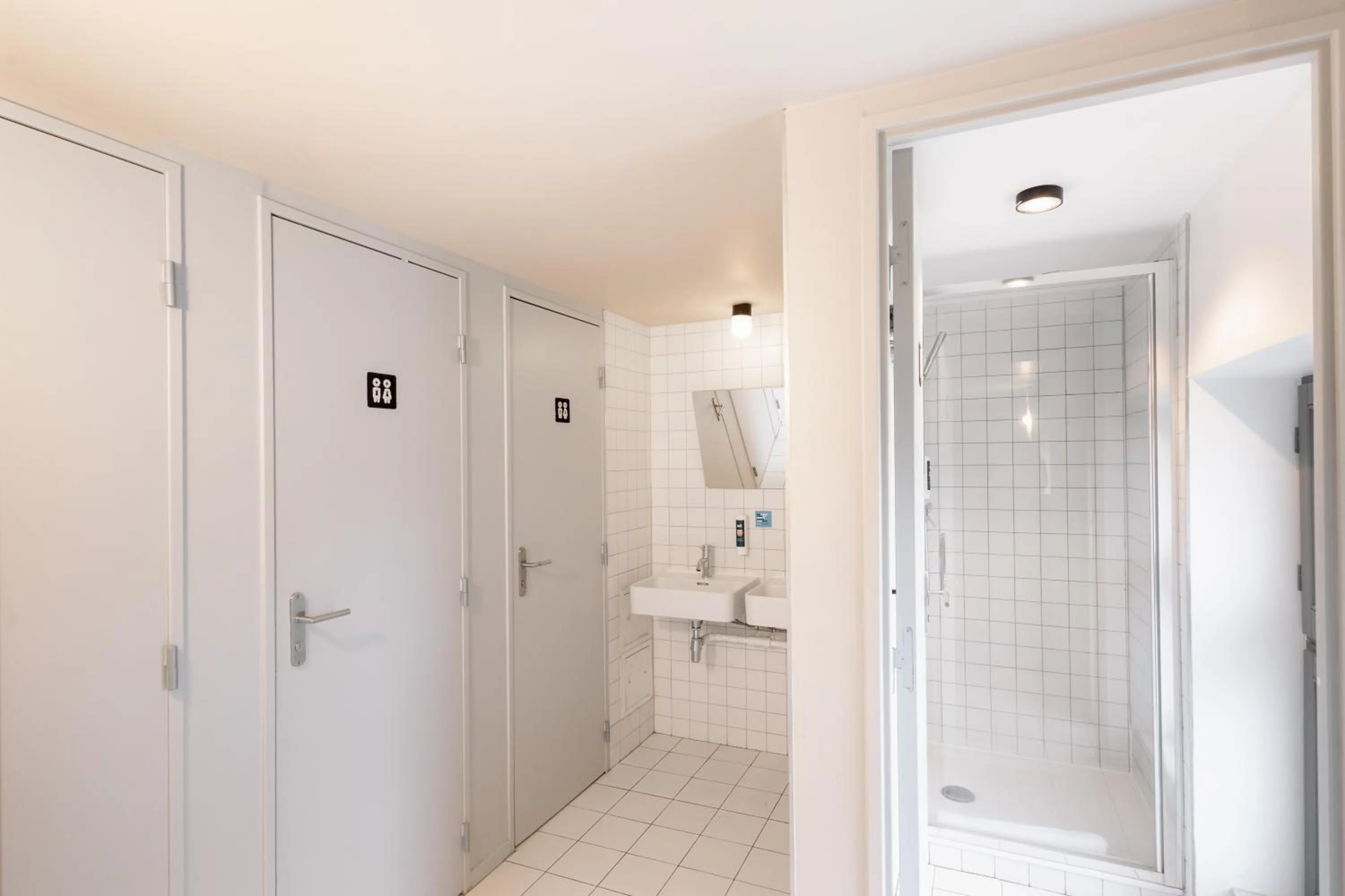 Shower in The People Lyon