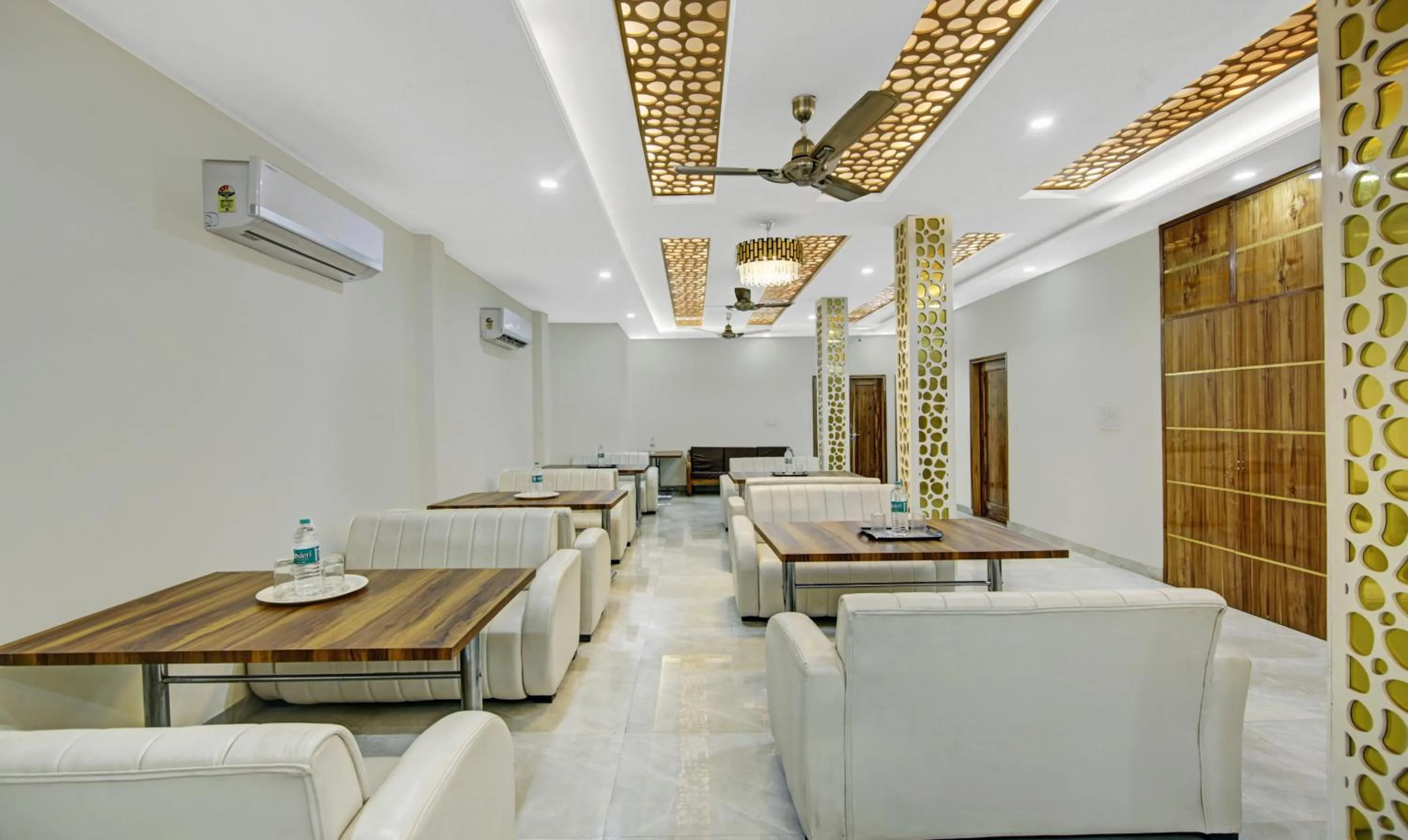 Restaurant/places to eat in Hotel Royal Salute Near ISBT Zirakpur Chandigarh