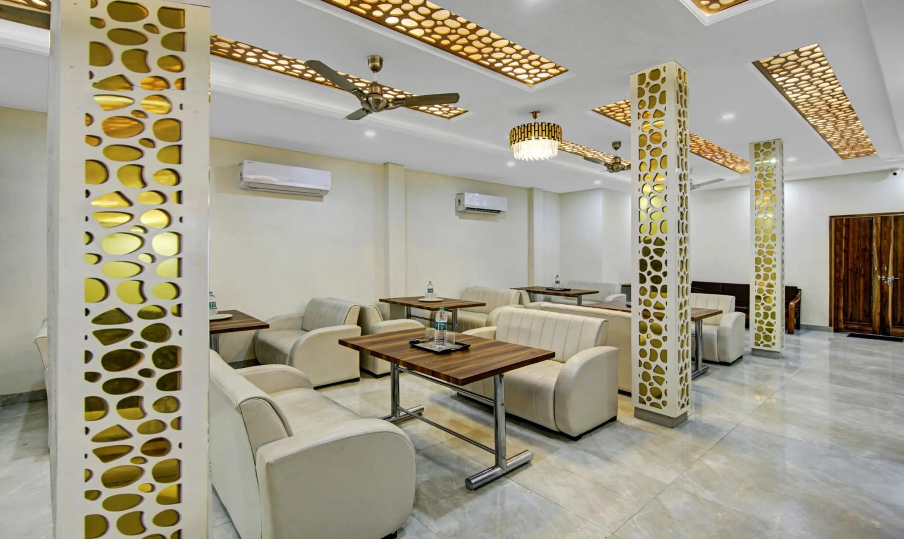 Restaurant/places to eat in Hotel Royal Salute Near ISBT Zirakpur Chandigarh