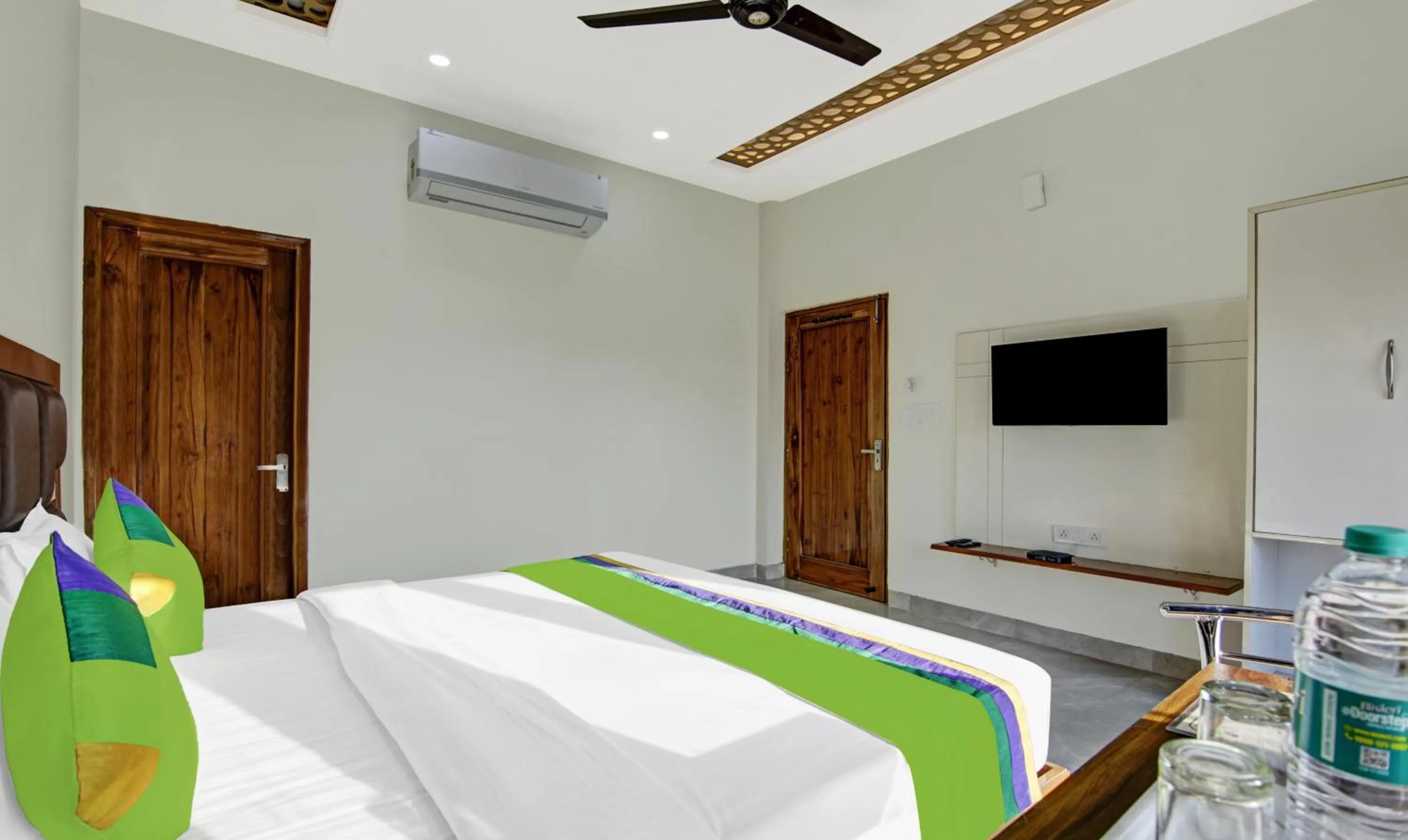 TV and multimedia, Bed in Hotel Royal Salute Near ISBT Zirakpur Chandigarh