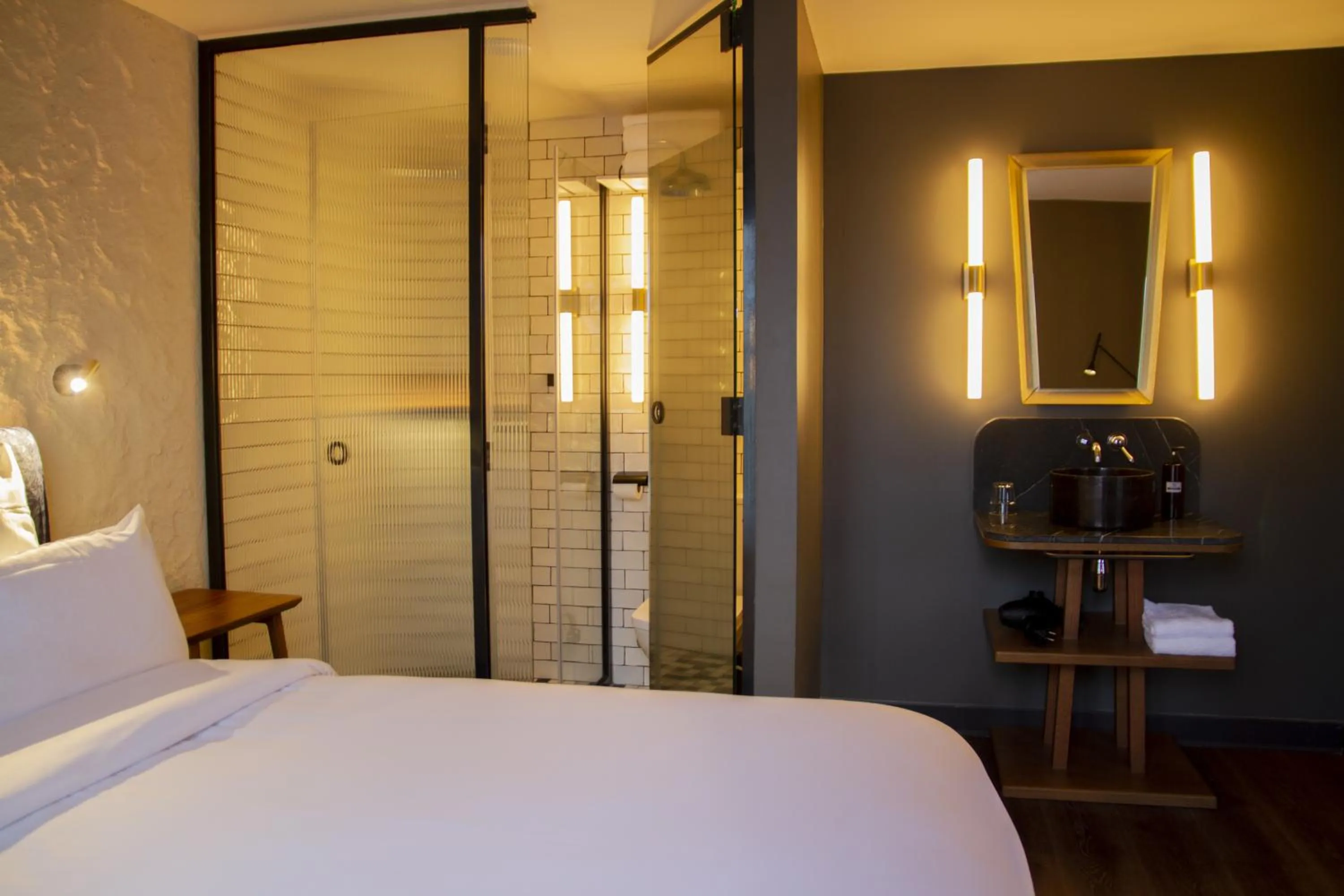 Shower, Bed in Letoh Letoh San Sebastián