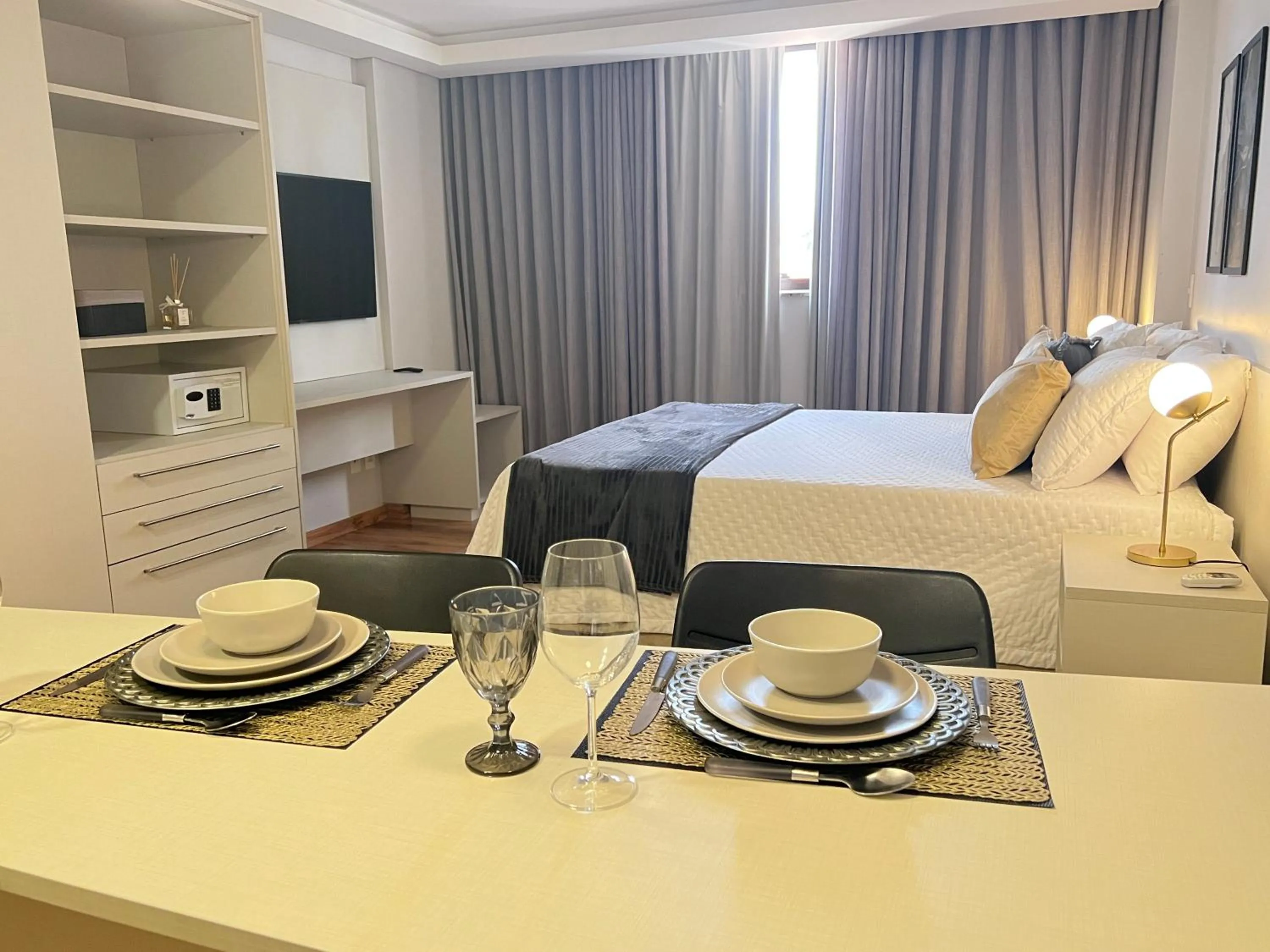 Kitchen or kitchenette, Bed in Hotel Flat Afonso Pena e Centro de Convenções Campo Grande