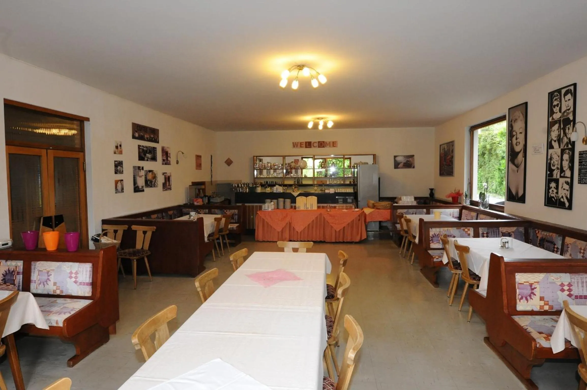 Restaurant/places to eat in Hotel Reichmann