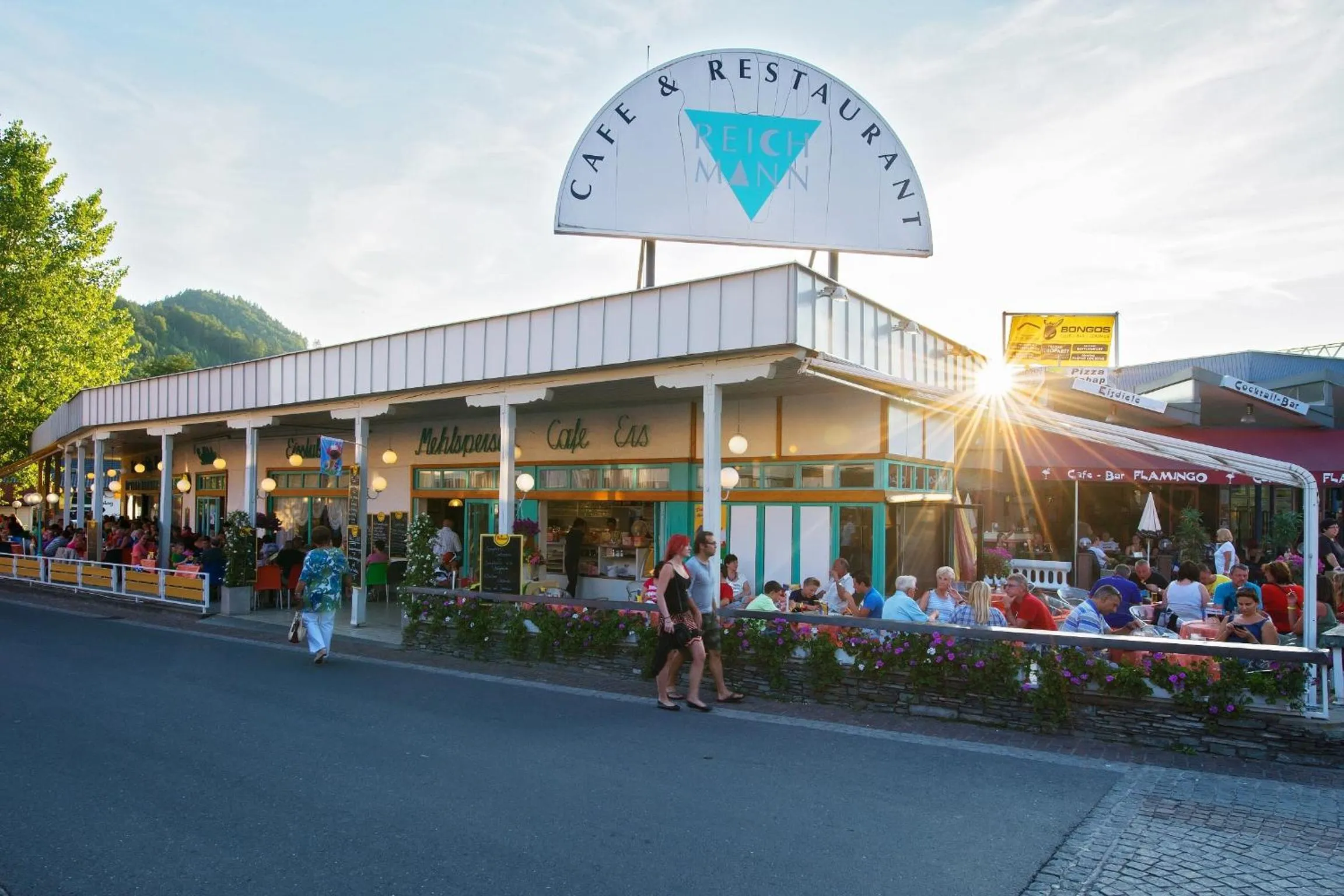 Restaurant/places to eat in Hotel Reichmann