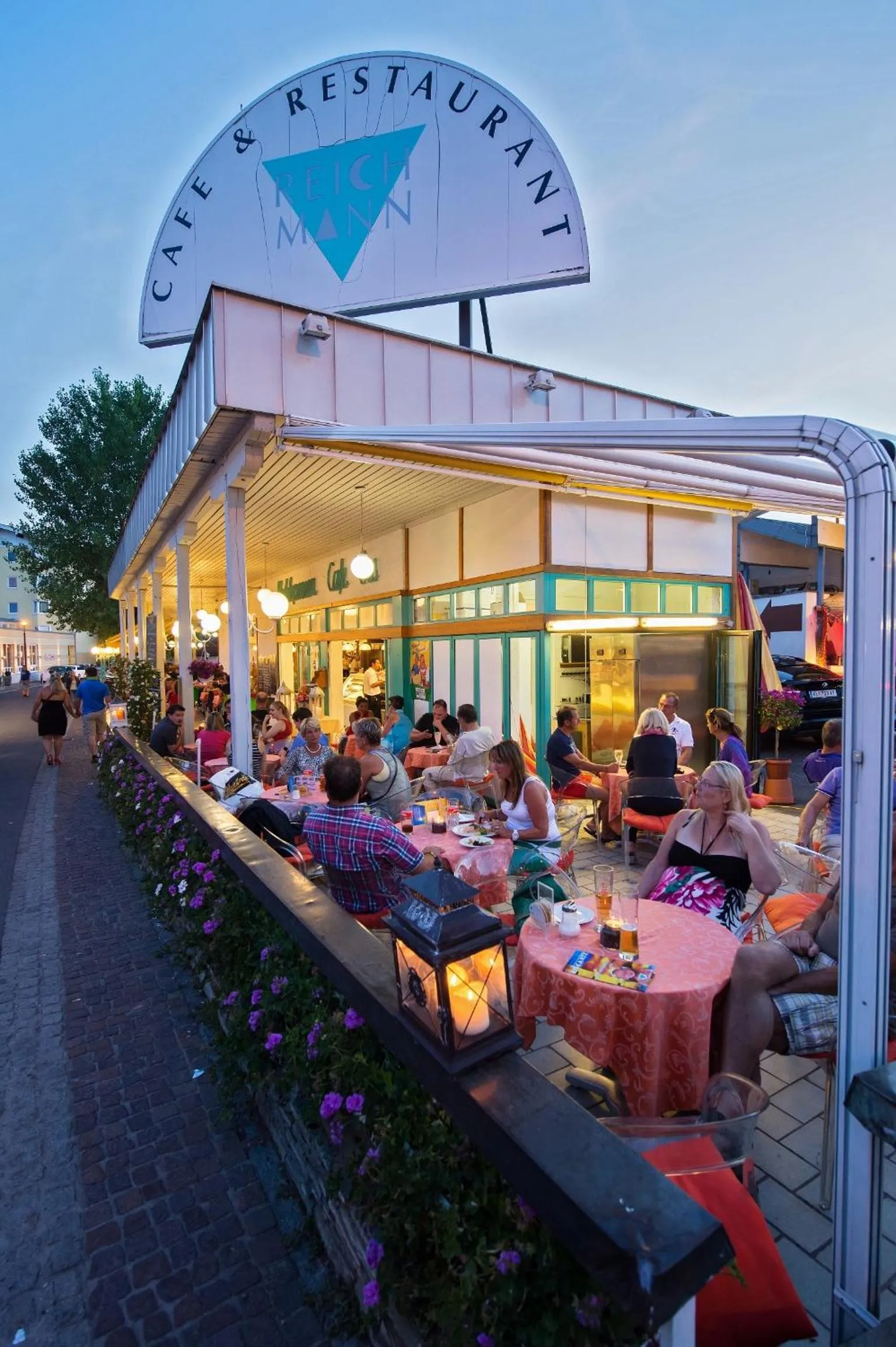 Restaurant/places to eat in Hotel Reichmann