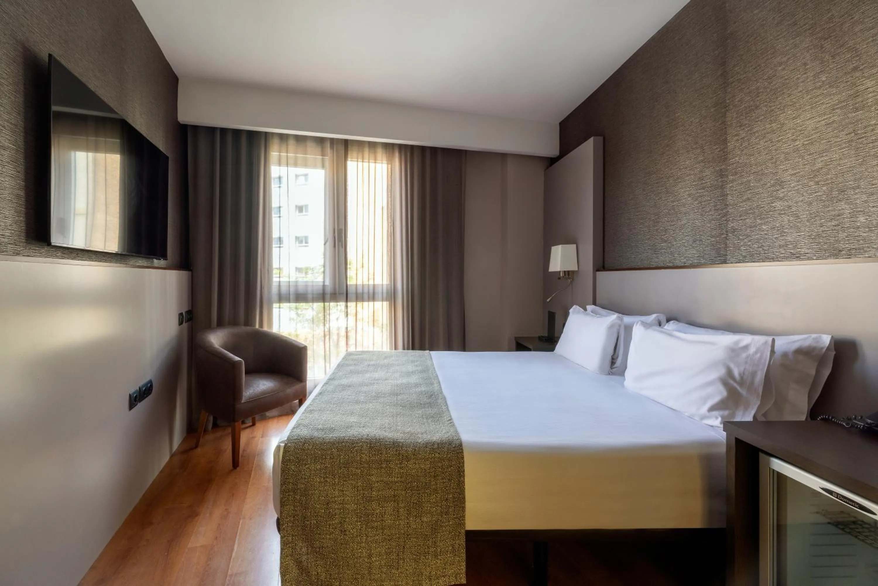 Photo of the whole room, Bed in Catalonia Atenas