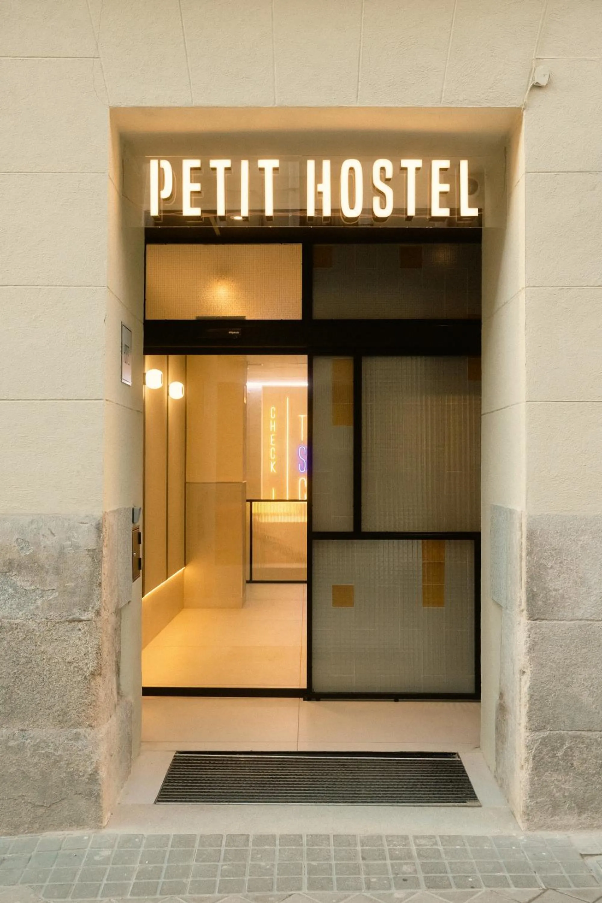 Facade/entrance in Petit Hostel Palacio Real