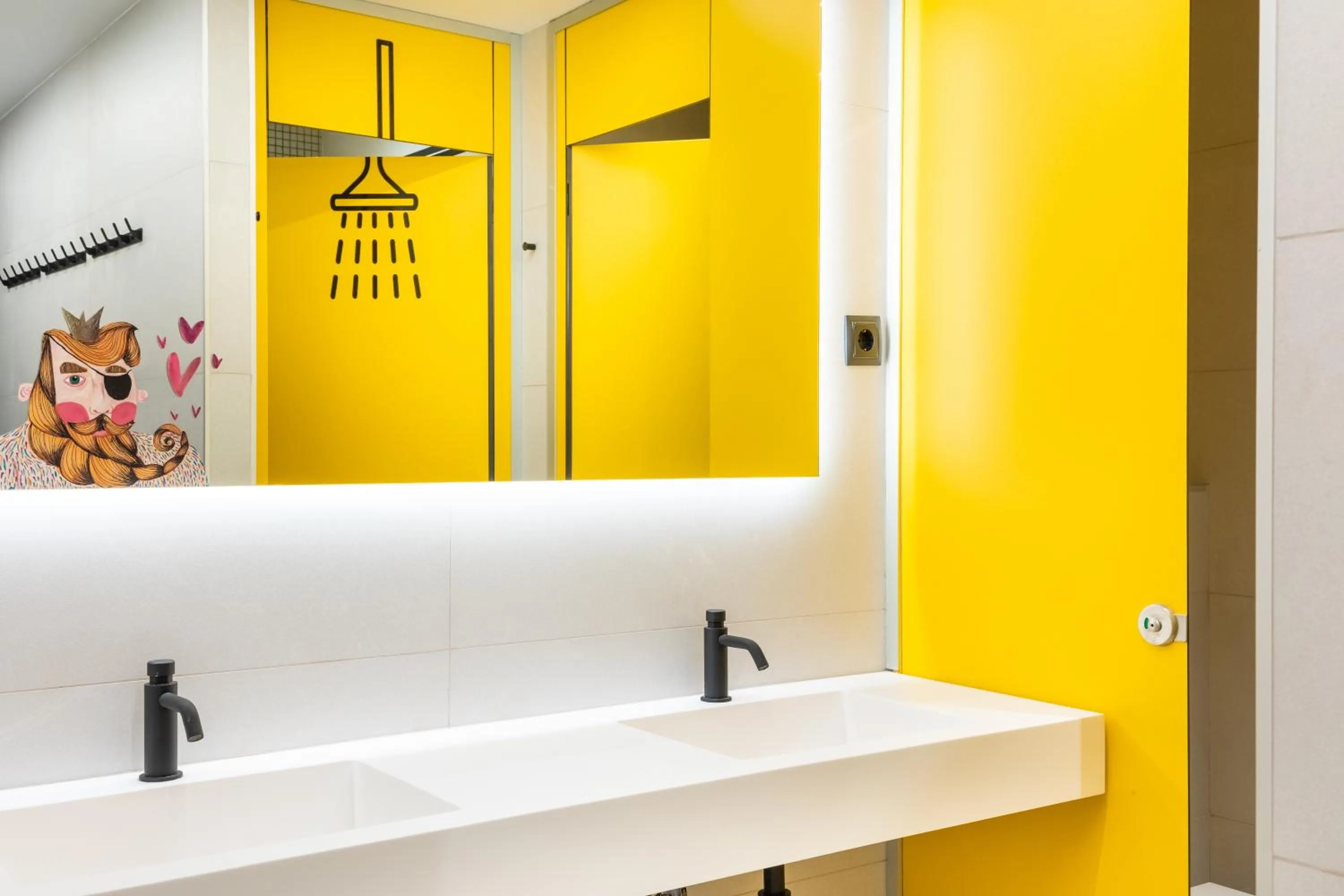 Shower in Petit Hostel Palacio Real