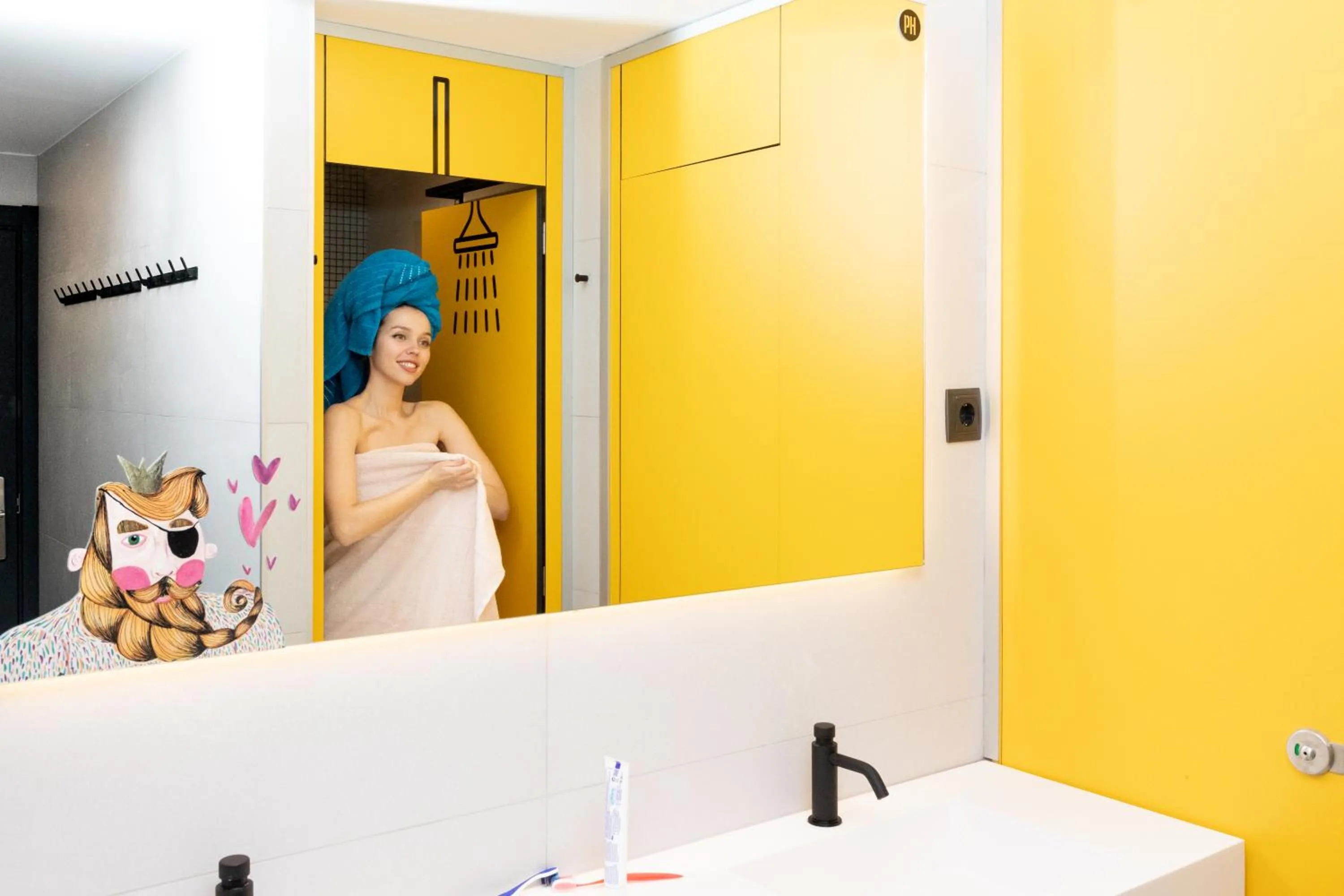 Shower in Petit Hostel Palacio Real