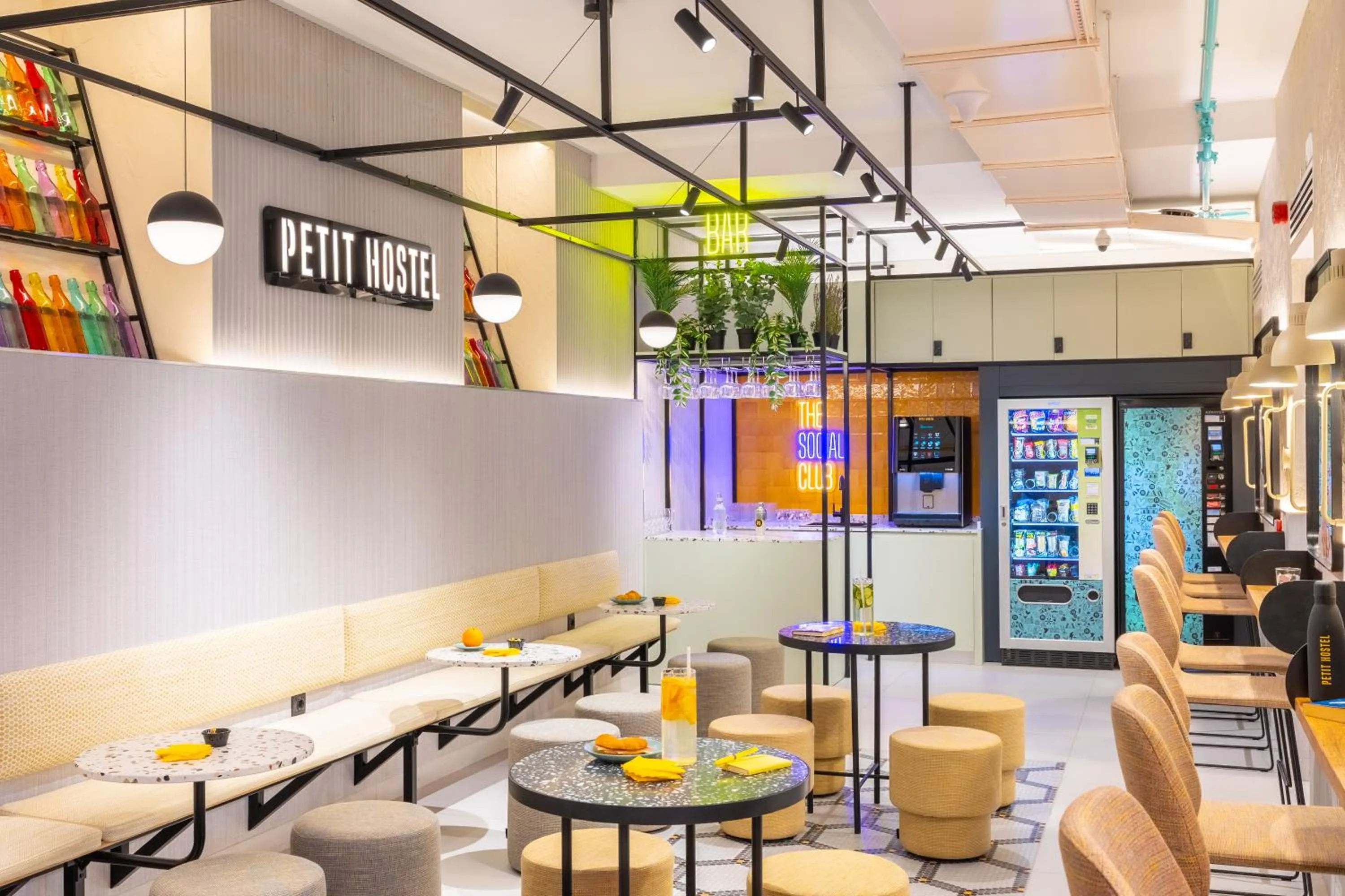 Restaurant/places to eat in Petit Hostel Palacio Real