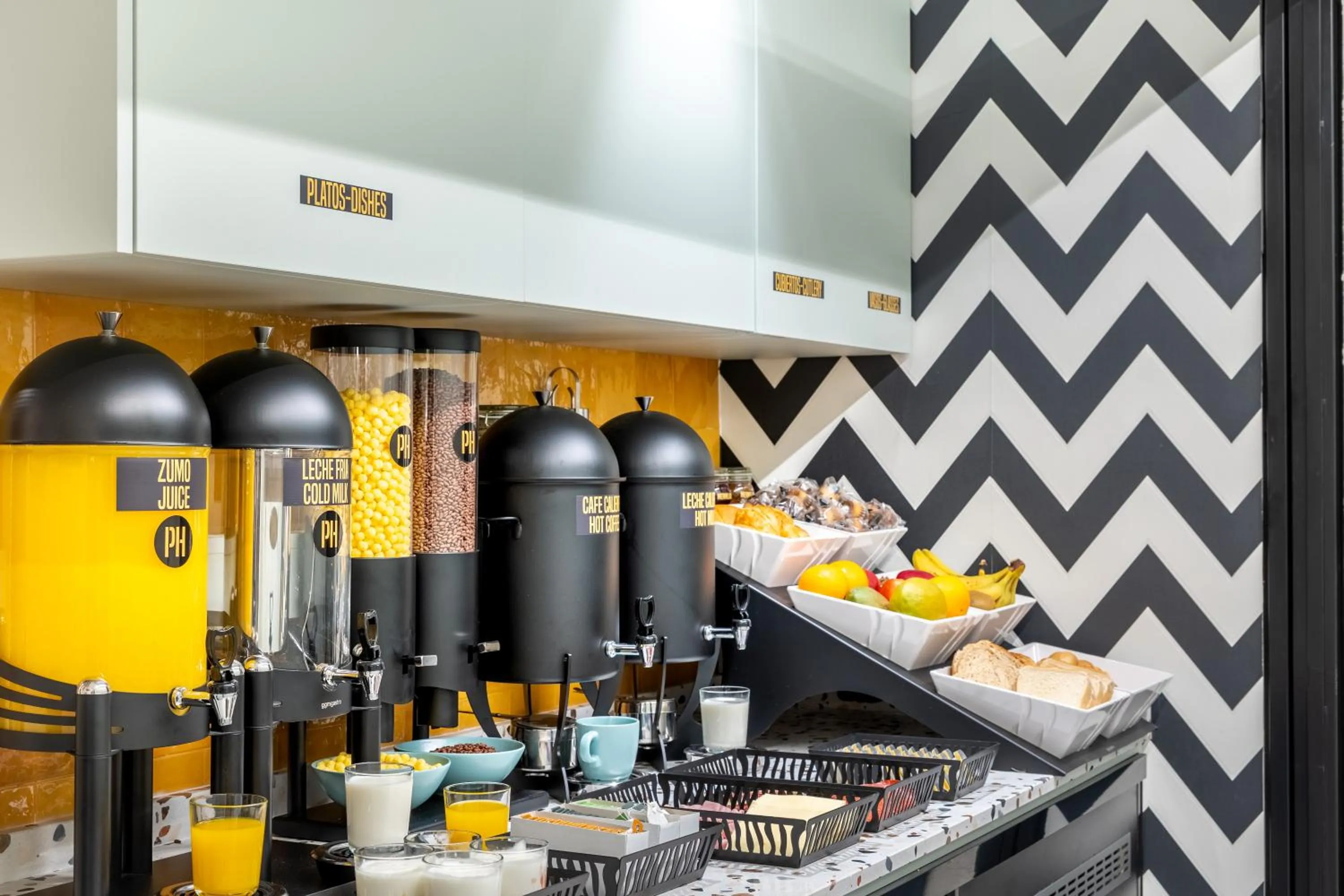 Food and drinks in Petit Hostel Palacio Real