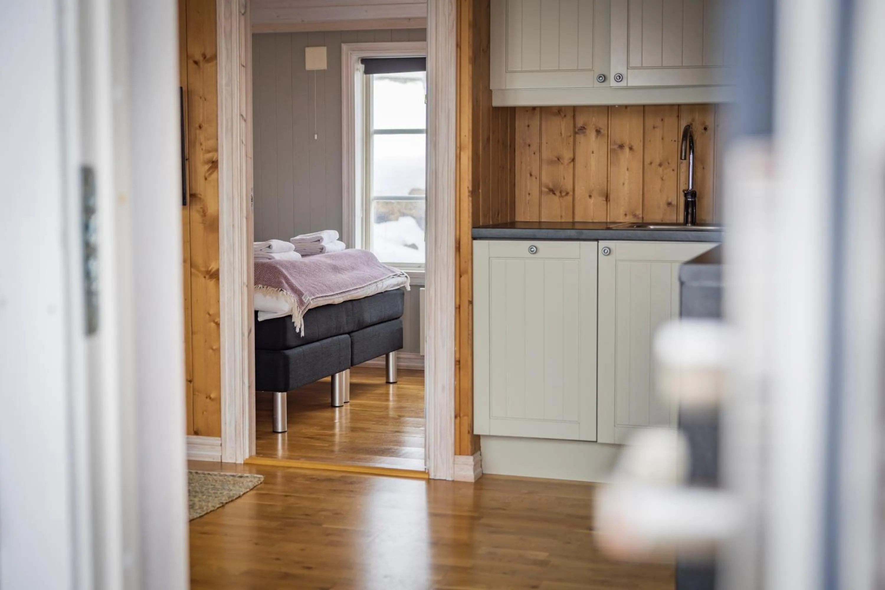 Kitchen or kitchenette, Bed in The Tide - Rorbuer