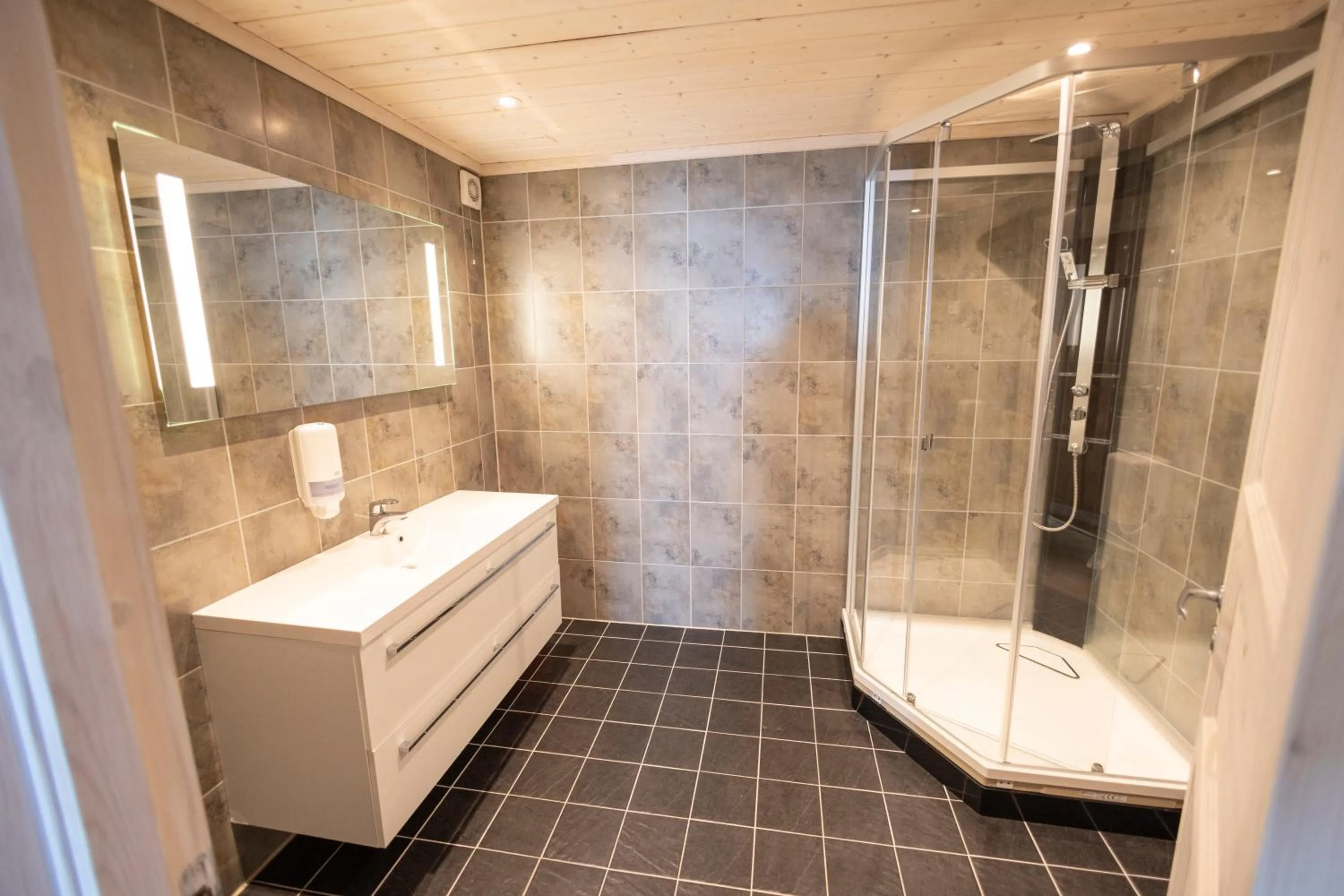 Bathroom in The Tide - Rorbuer