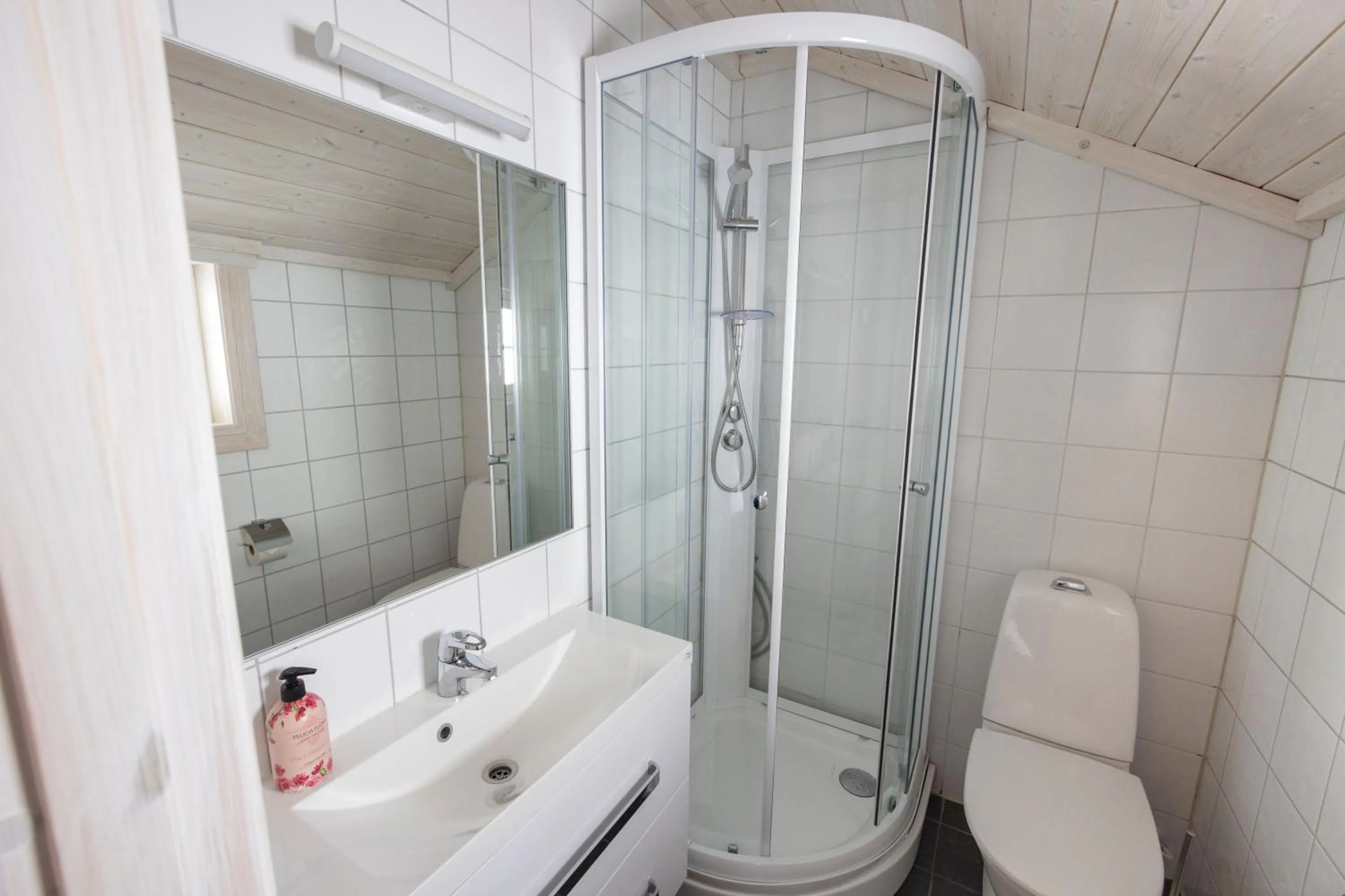 Bathroom in The Tide - Rorbuer