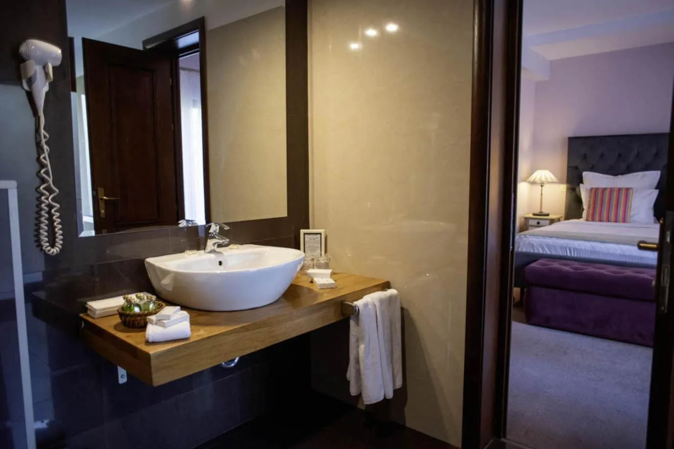 Bathroom, Bed in Paj Hotelul Retreat & Spa