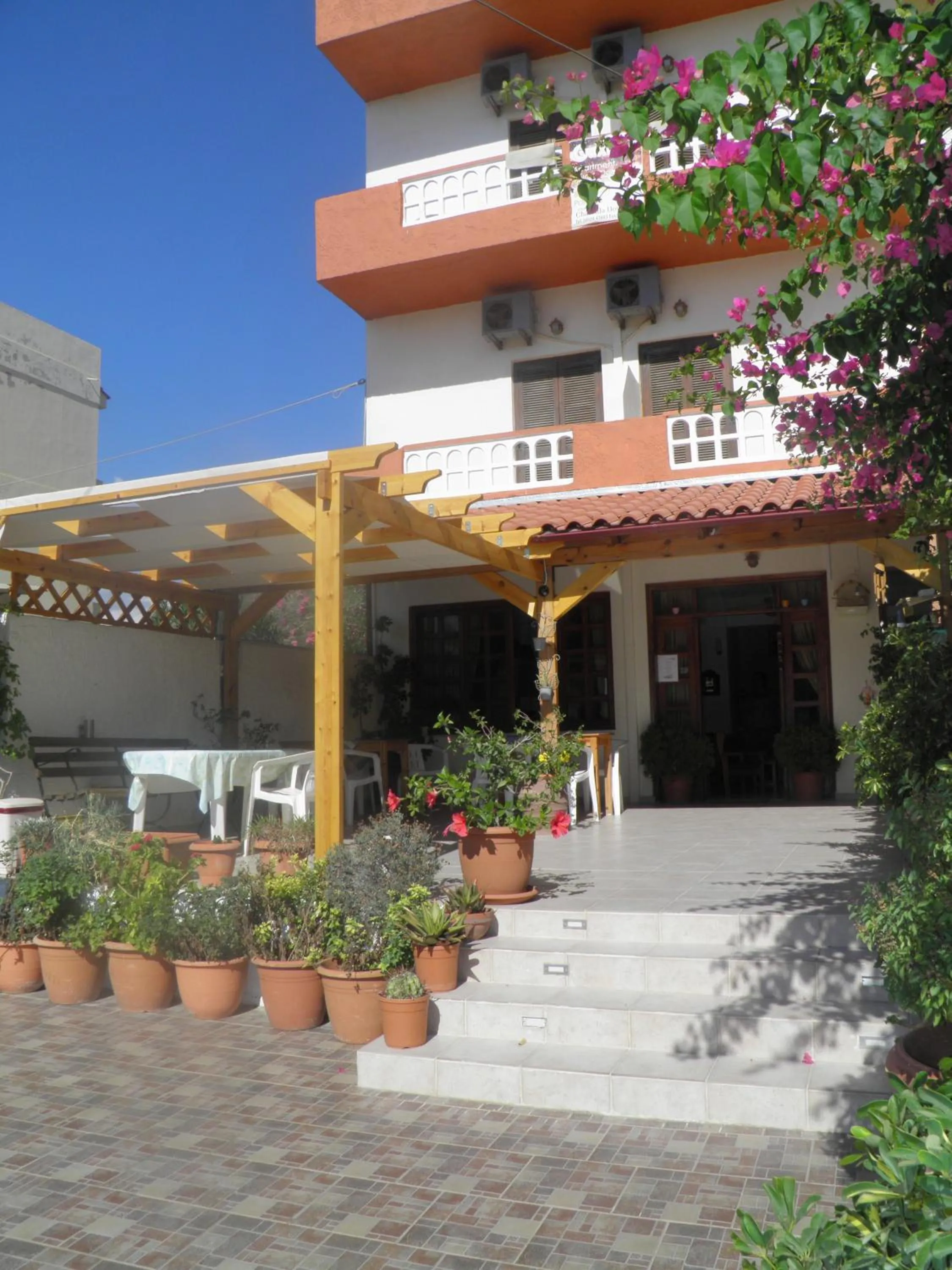 Facade/entrance in Galaxias Studios