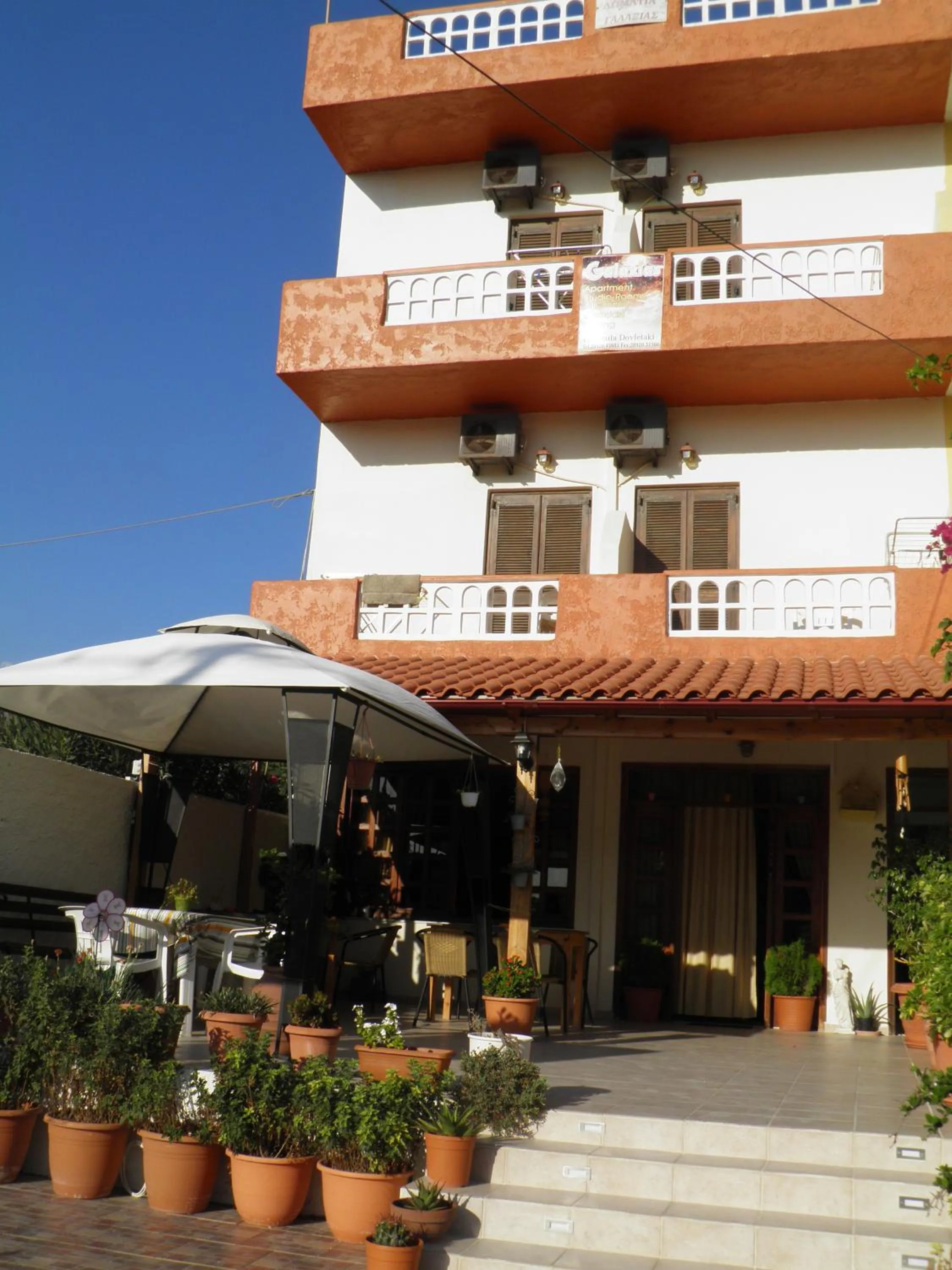 Facade/entrance in Galaxias Studios