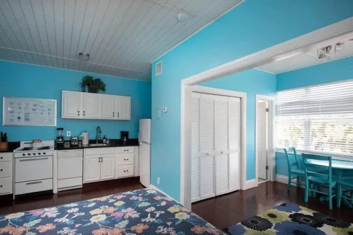 Kitchen or kitchenette in Four Suites on Duval Street w parking and pool