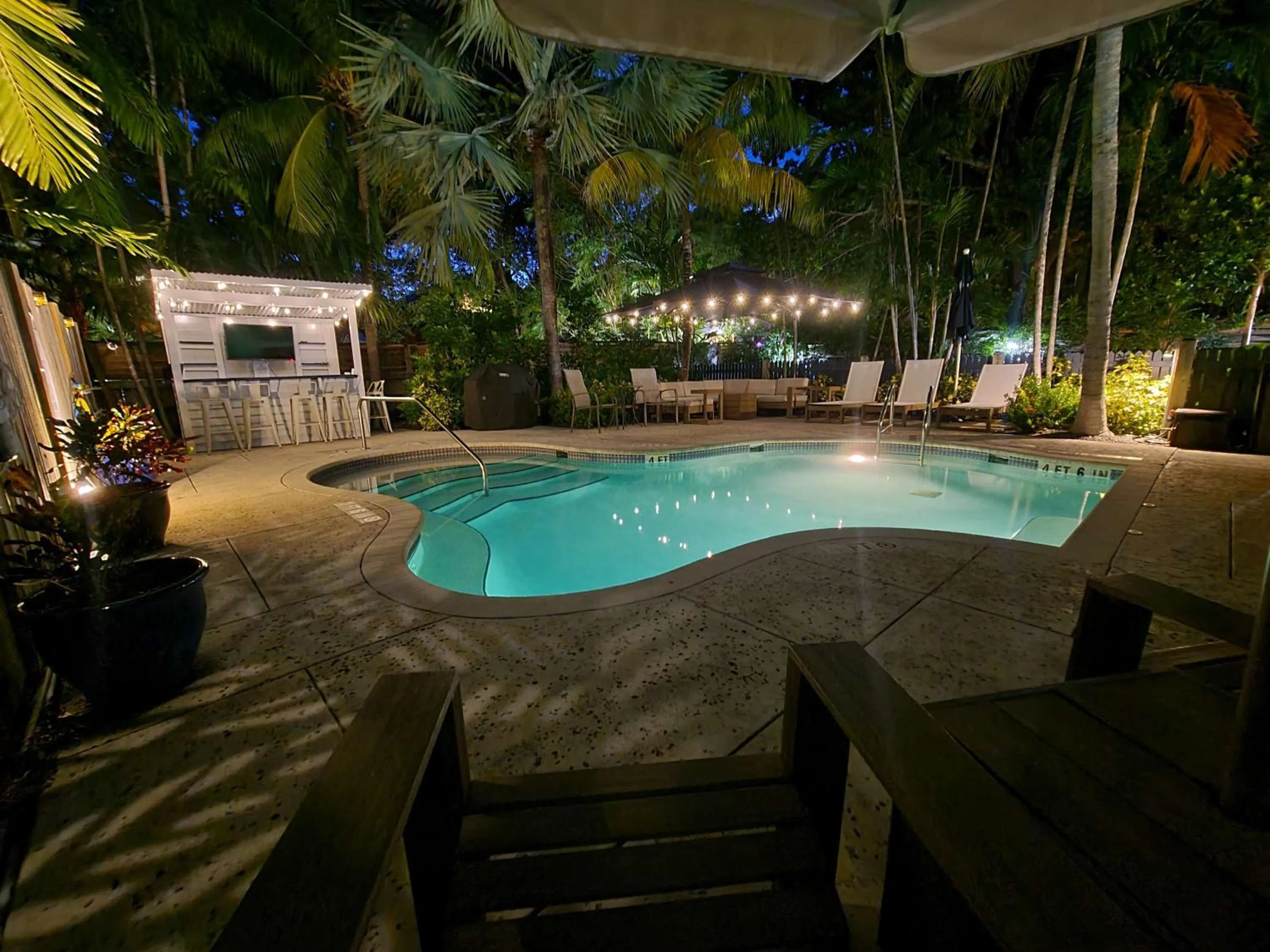 Lounge or bar in Four Suites on Duval Street w parking and pool