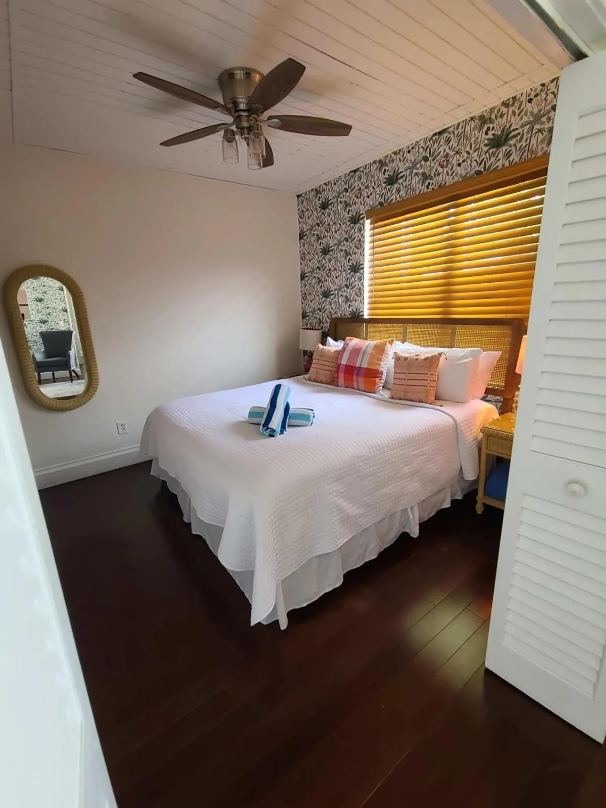 Bed in Four Suites on Duval Street w parking and pool