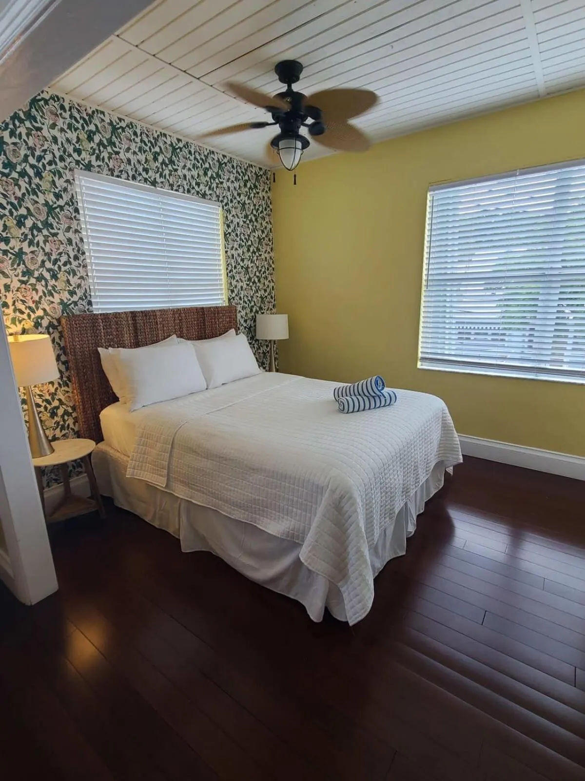 Bed in Four Suites on Duval Street w parking and pool