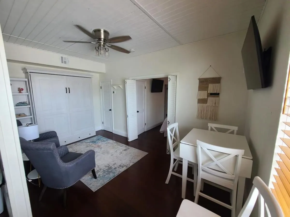 TV and multimedia in Four Suites on Duval Street w parking and pool